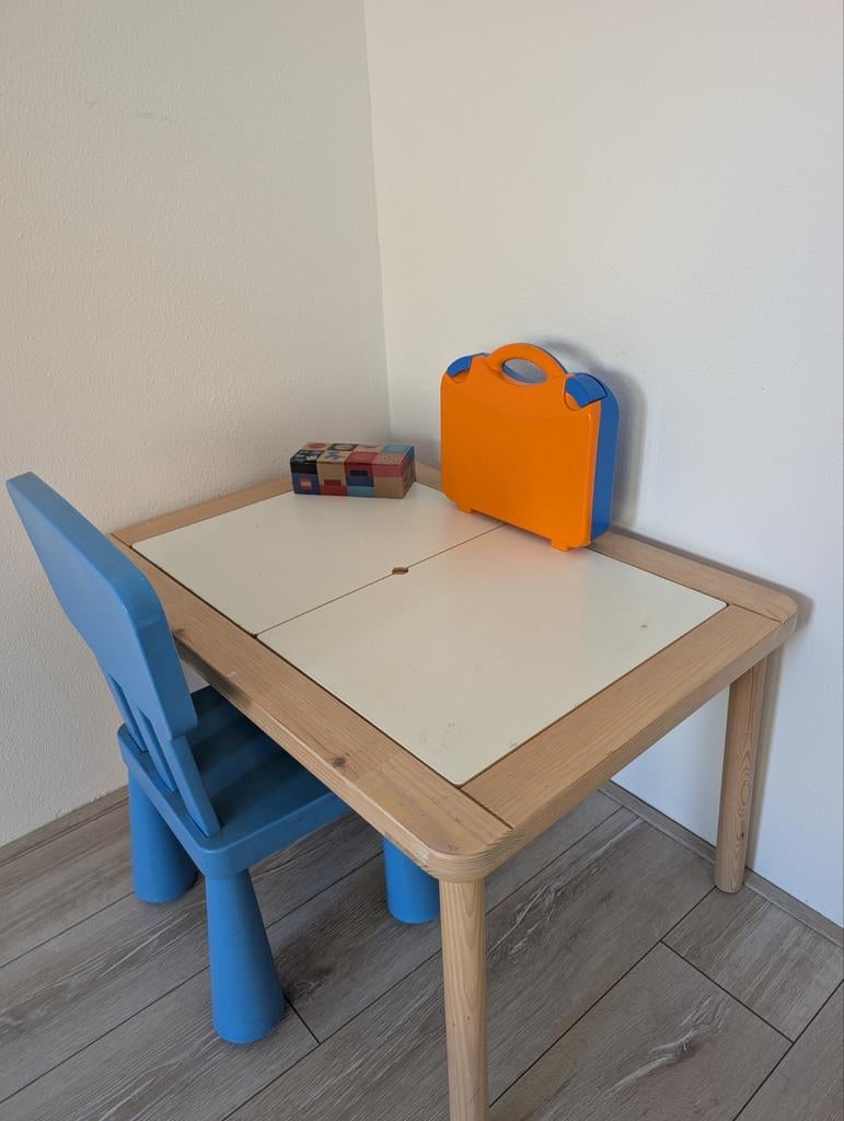 Lego tafel met stoeltje en ongeveer 2000 losse steentjes, Gebruikt, Lego, Overige typen, Ophalen of Verzenden