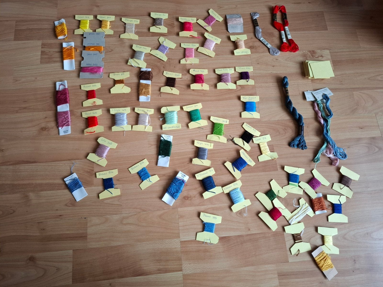 DMC borduurgaren 50+ bobbins + losse strengen, Ophalen of Verzenden, Zo goed als nieuw, Handborduren, Borduurgaren of Zijde