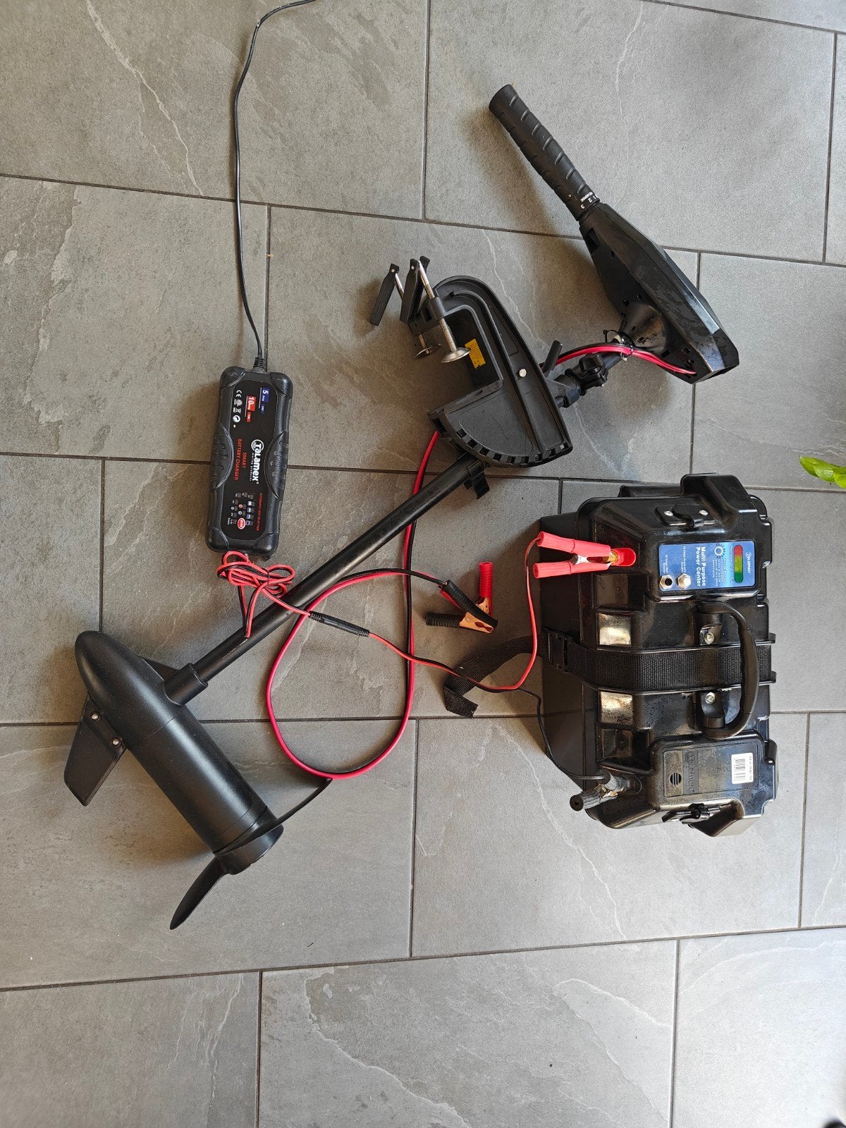 Amarew AM48 1.3 pk fluistermotor met accu, bak en lader zgan, Ophalen, Zo goed als nieuw, Motor en Techniek