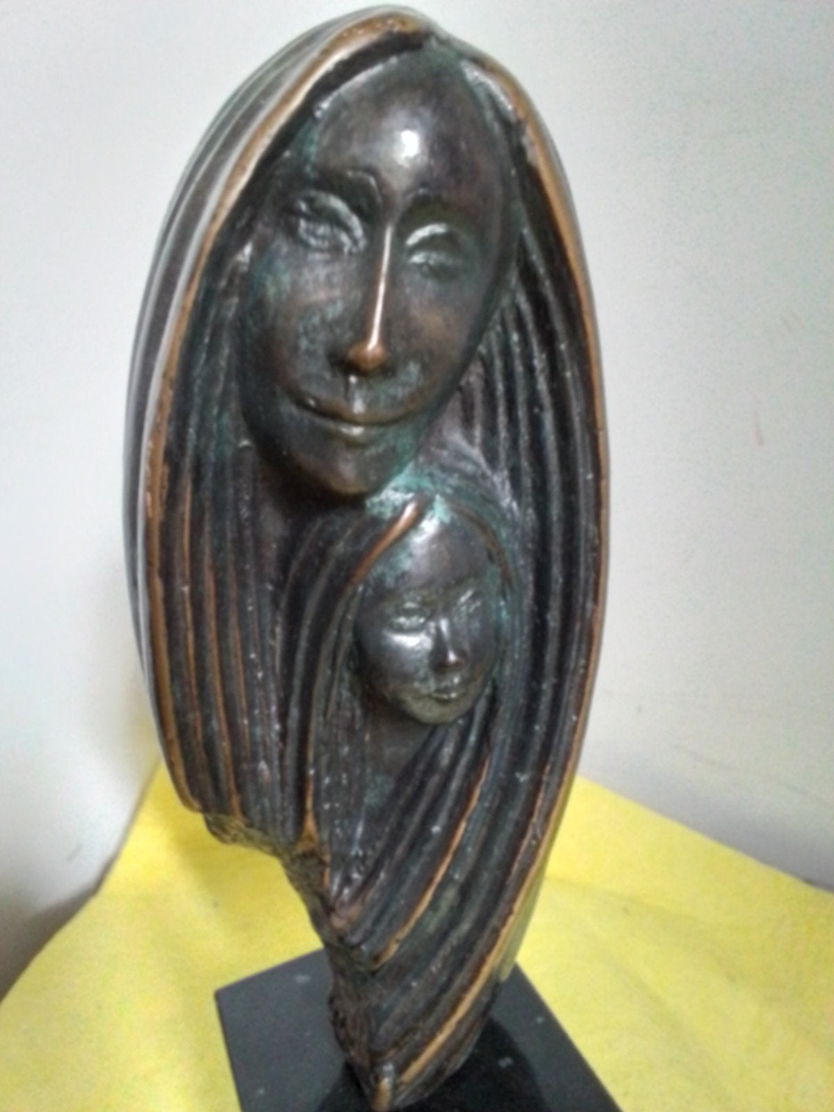 15569)  mooi zwaar bronze beeld moeder met kind  hoog 25cm, Ophalen of Verzenden