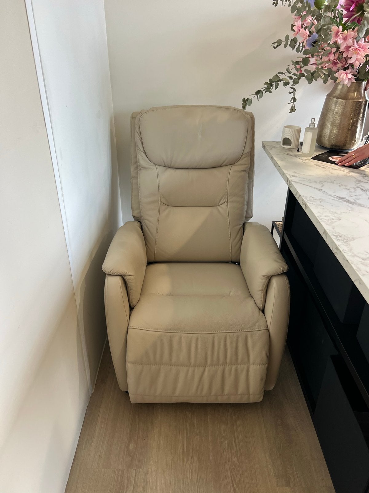 Recor Relaxfauteuil - Beige Leer - Elektrisch Verstelbaar, Huis en Inrichting, Fauteuils, Gebruikt, 100 tot 125 cm, Leer, Ophalen of Verzenden