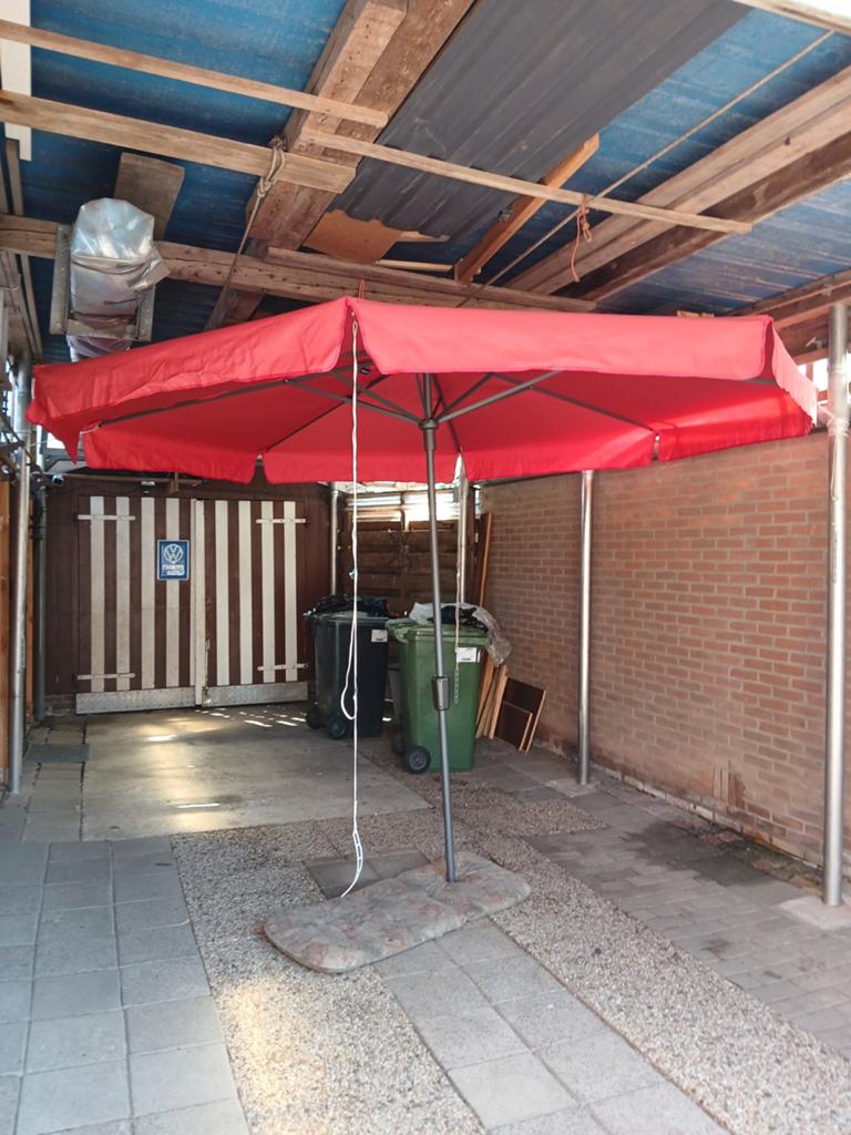 Te koop parasol z.g.a.n 3 meter doorsnee met grondpin, Ophalen, Zo goed als nieuw, Minder dan 5 meter, 6 meter of meer
