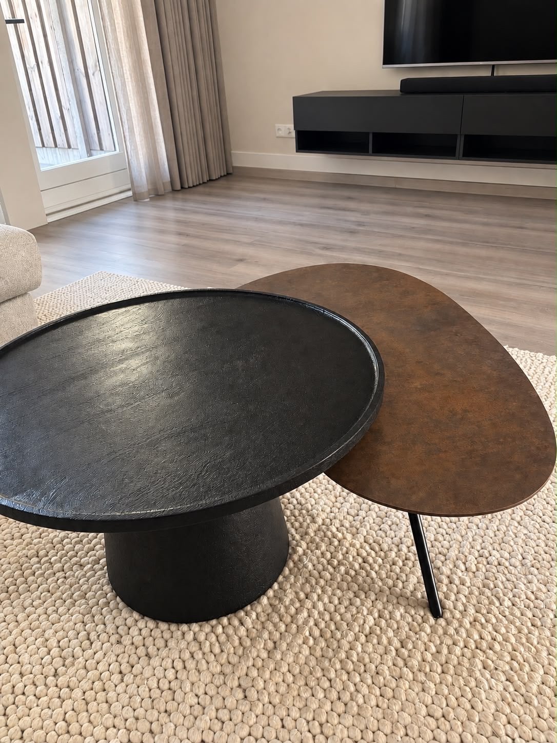 Set van 2 salontafels: rond zwart hout en bruin niervormig, Huis en Inrichting, Ophalen, Gebruikt, Rond, 50 tot 100 cm