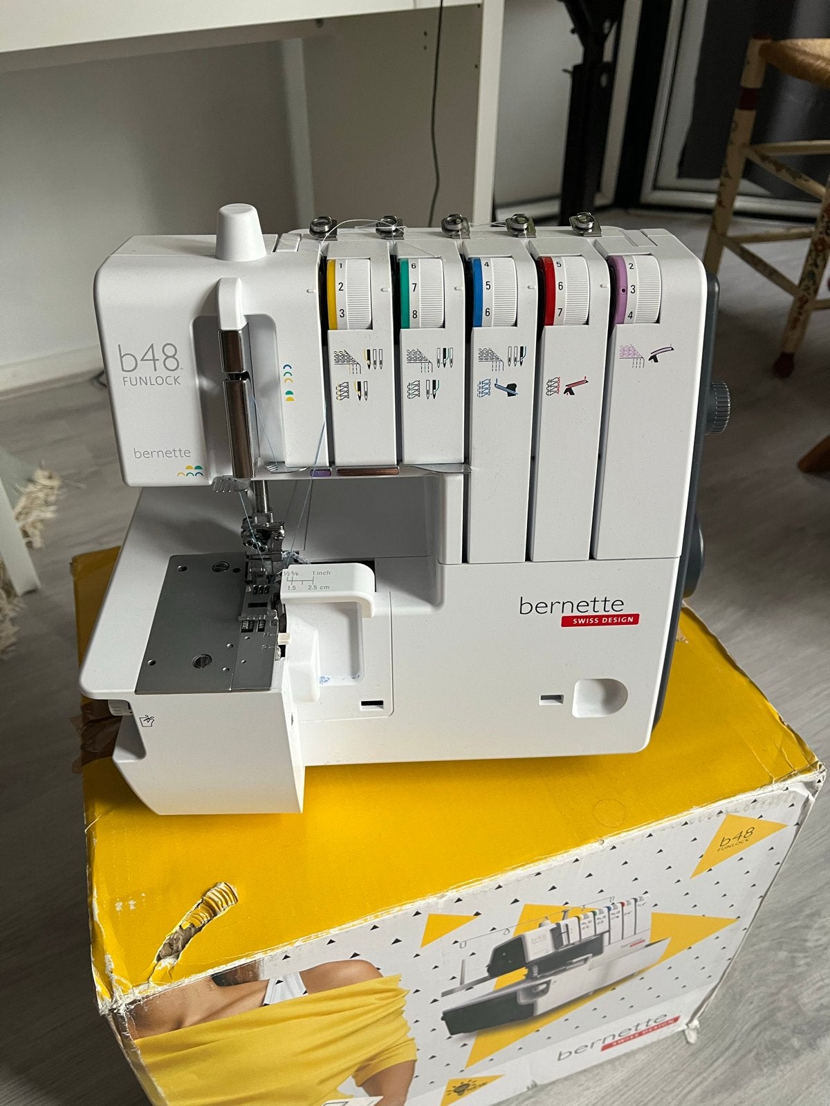 Bernette b48 Funlock Lockmachine - Nieuw in doos, Ophalen, Zo goed als nieuw, Lockmachine, Bernina