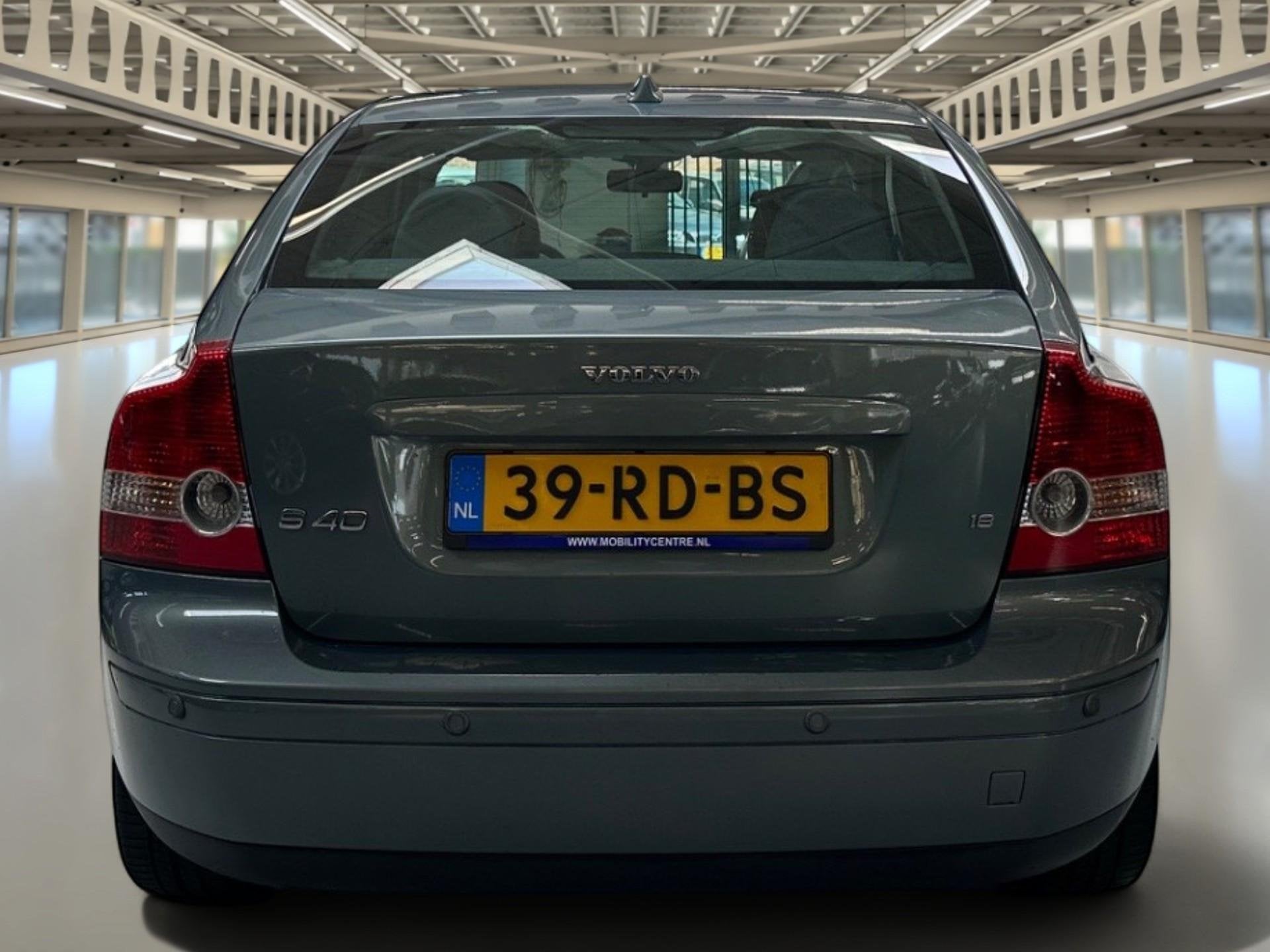 Volvo S40 1.8 Momentum, Voorwielaandrijving, Gebruikt, Zwart, 4 cilinders