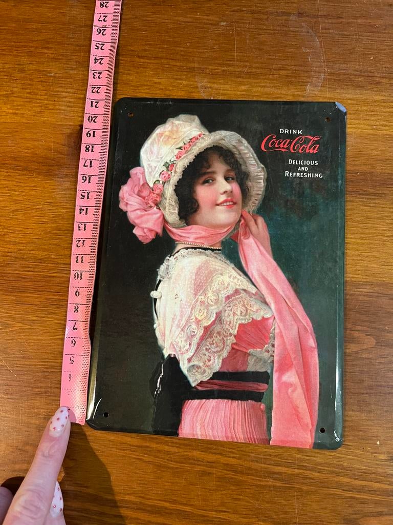 Coca-Cola metalen reclamebord met dame, Ophalen of Verzenden, Gebruikt, Reclamebord