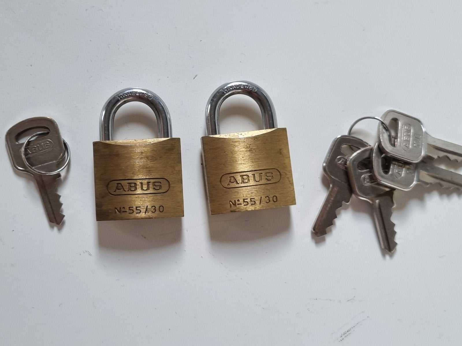2x Abus hangslot 55/30 gelijksluitend, Ophalen of Verzenden, Gebruikt, Koper of Messing, Slot