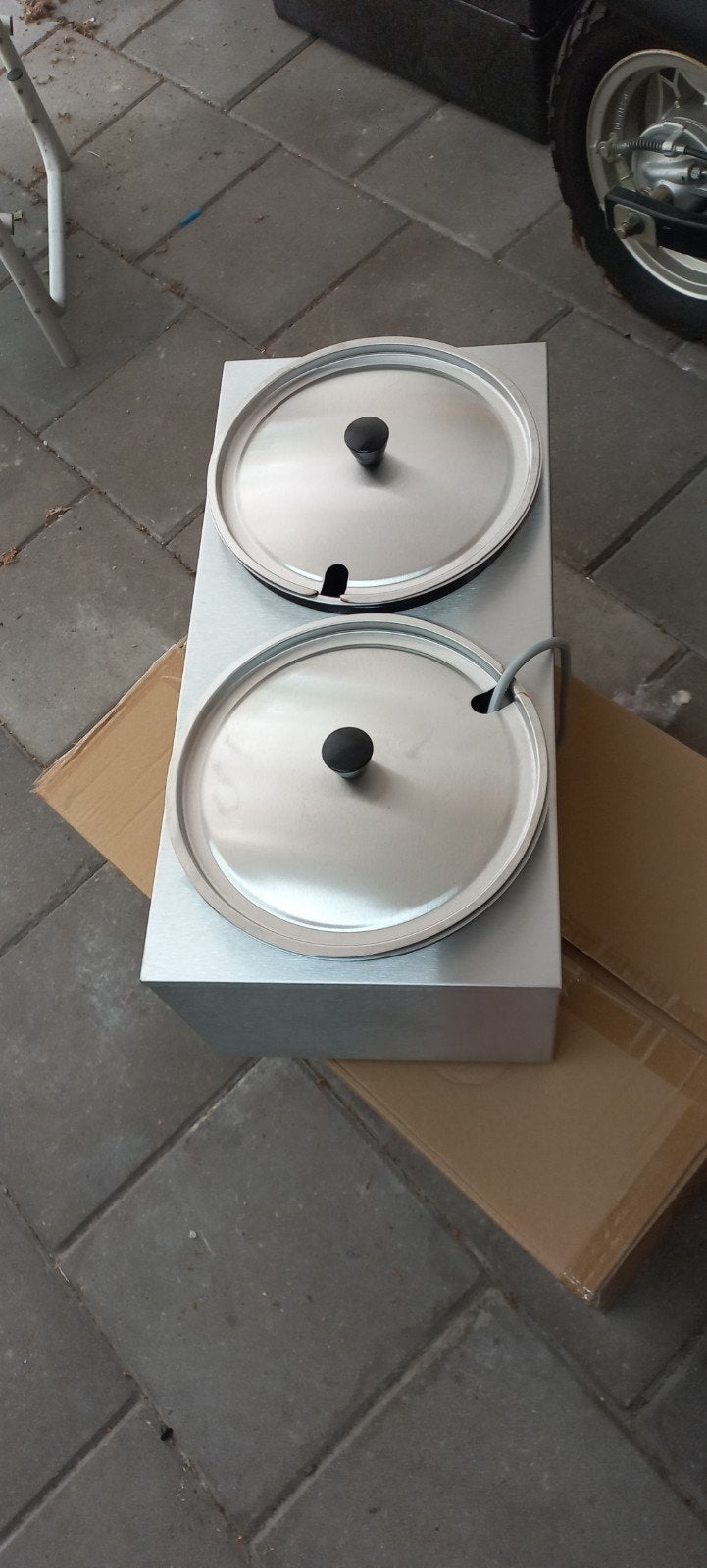 Au Bain Marie, Ophalen