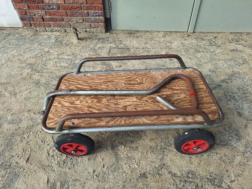 Nostalgische schoolkar, trekkar, antiek, Ophalen