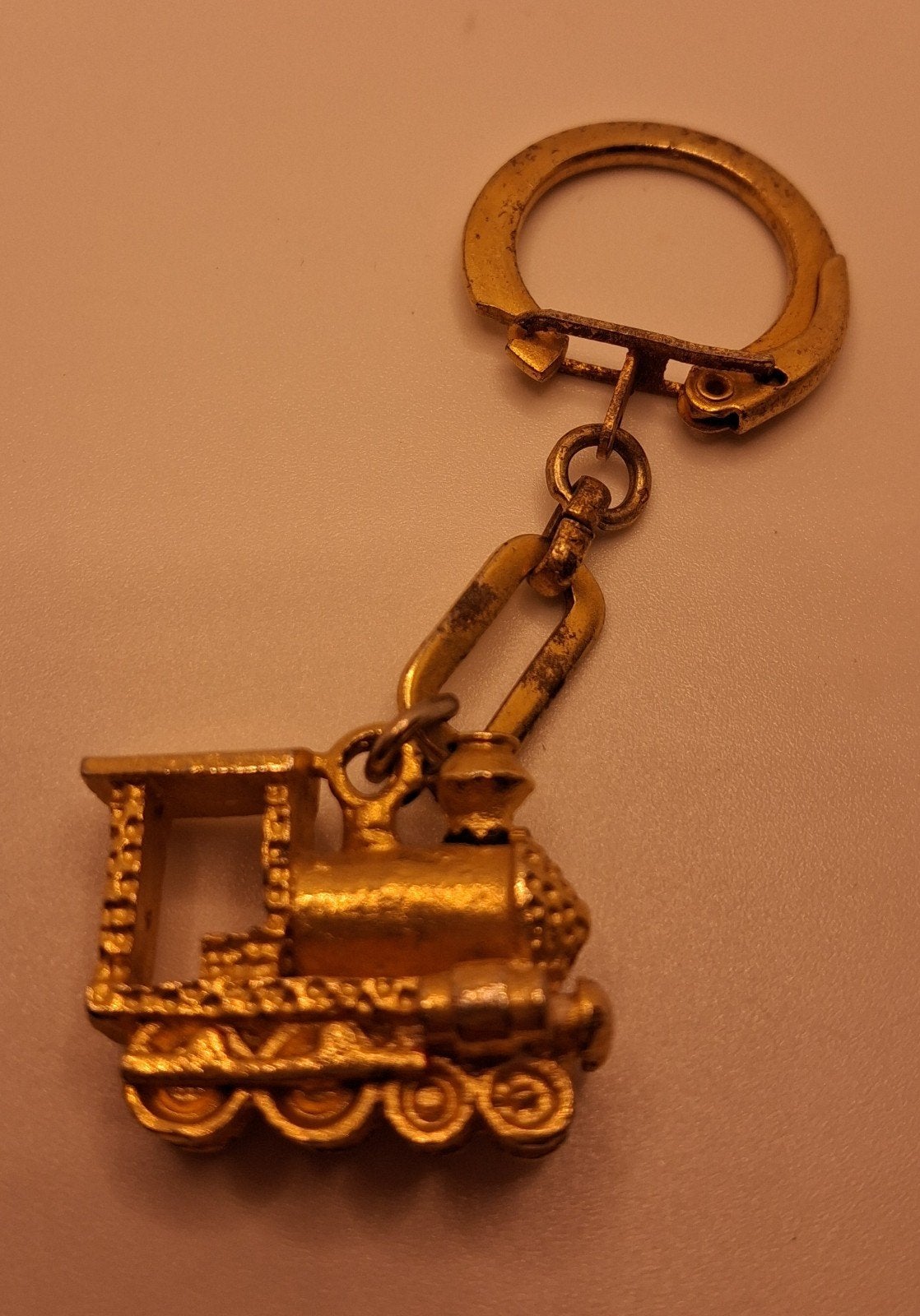 Vintage Gouden Trein Sleutelhanger - Oud en Uniek, Verzamelen, Sleutelhangers, Ophalen of Verzenden, Gebruikt, Transport
