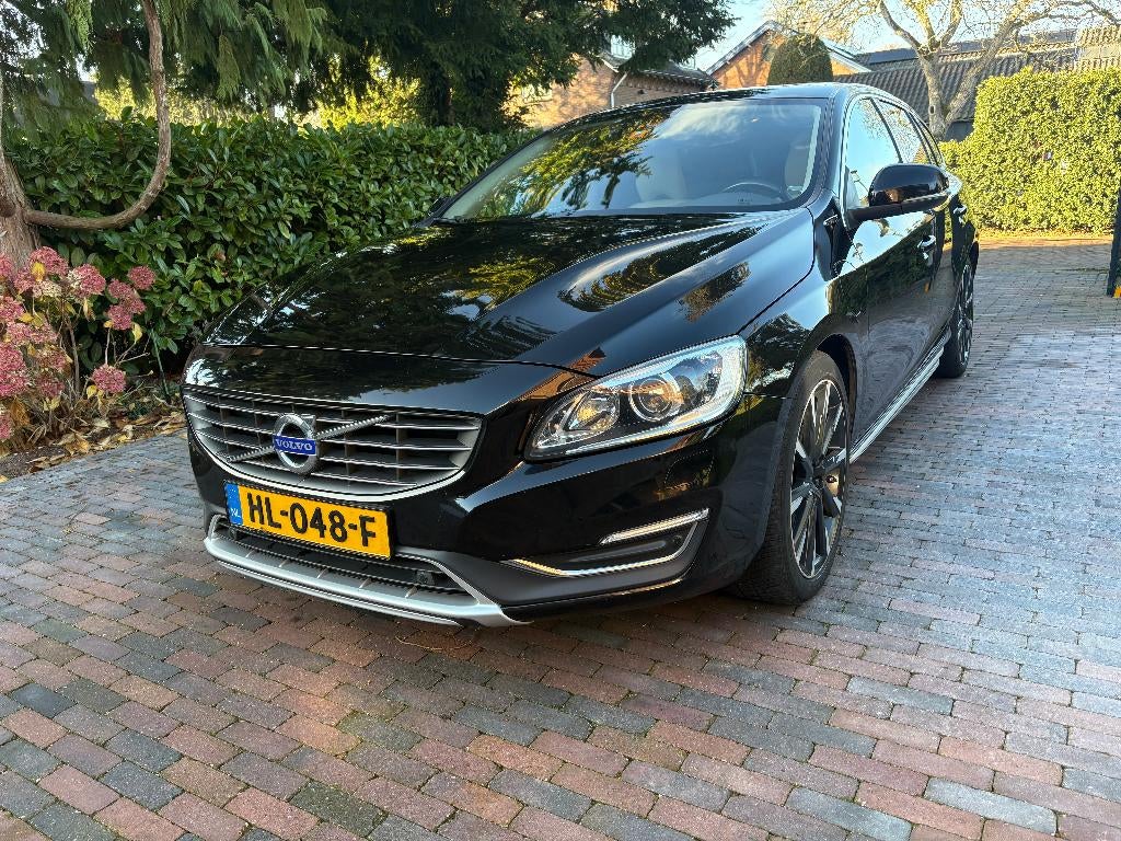 Volvo V60 D6 Twin Engine 288pk Geartronic AWD Plug In Hybrid, Auto's, Automaat, 1800 kg, 4 cilinders, Zwart
