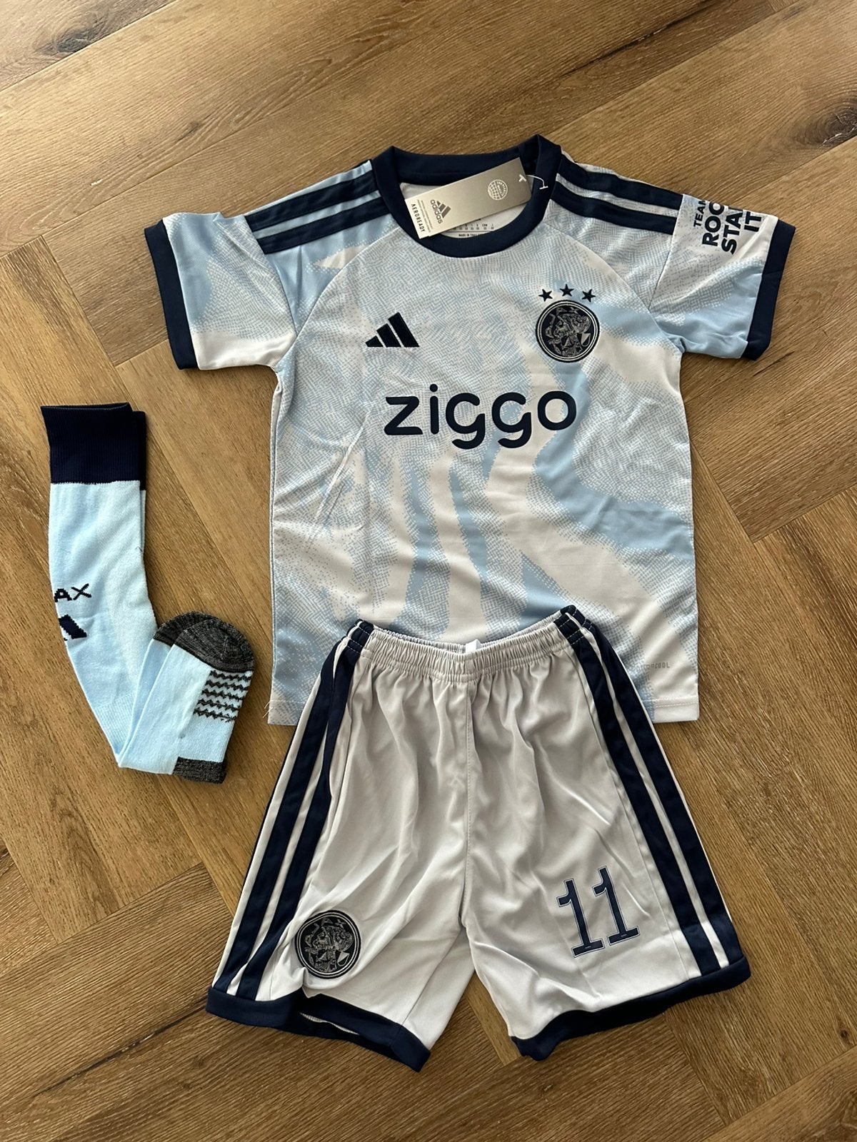 Ajax tenue 26/27 Mika godts size 134/140 nieuw met kaartje., Kinderen en Baby's, Kinderkleding | Maat 134, Verzenden, Nieuw, Jongen of Meisje