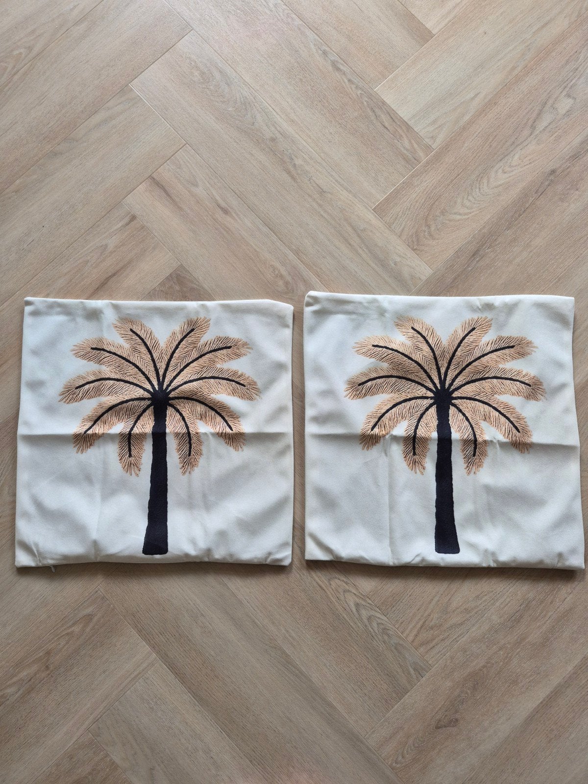 2 beige/witte kussenhoesjes met palmboom. 45x45. Nieuw! Nooi, Huis en Inrichting, Ophalen of Verzenden, Nieuw, Wit, Vierkant