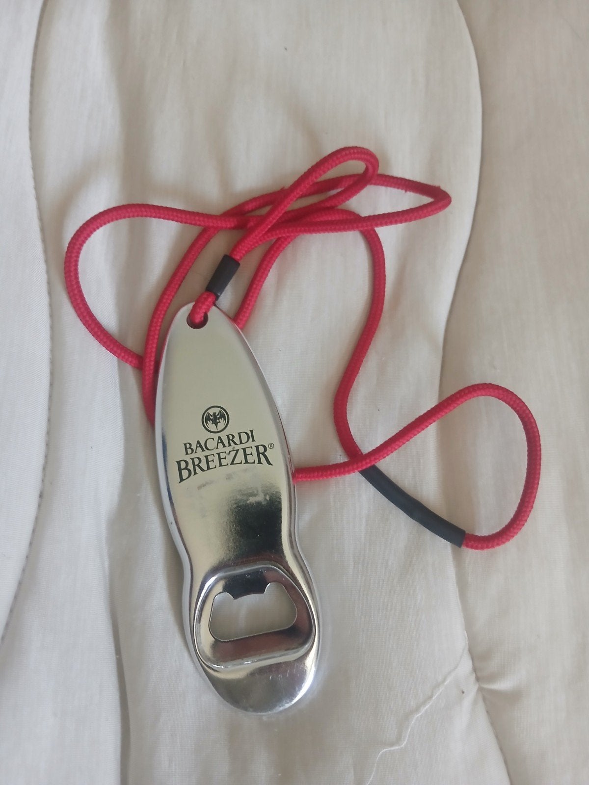 Bacardi Breezer flesopener met koord, Ophalen of Verzenden, Gebruikt, Meerkleurig, Kunststof