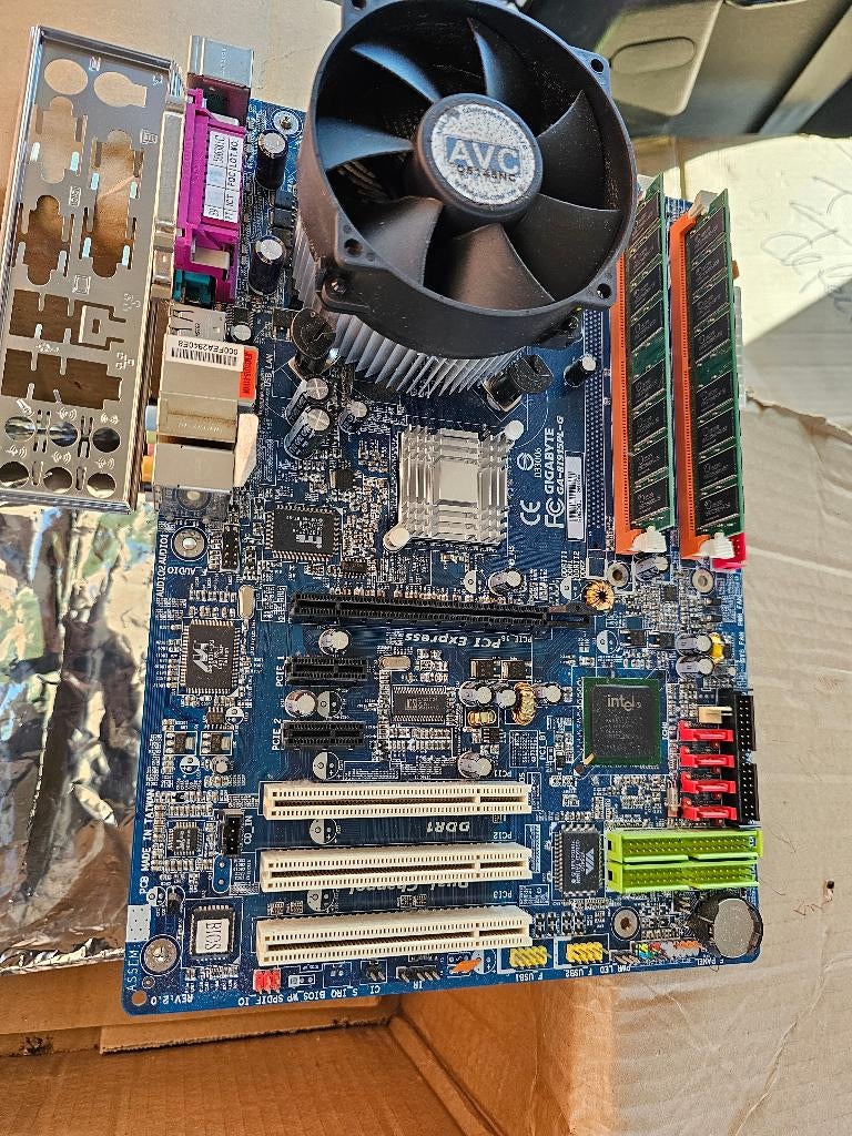 GIGABYTE GA-8I915PL-G-P4 3.0Ghz, Computers en Software, Moederborden, Gebruikt, Intel, DDR, Ophalen of Verzenden
