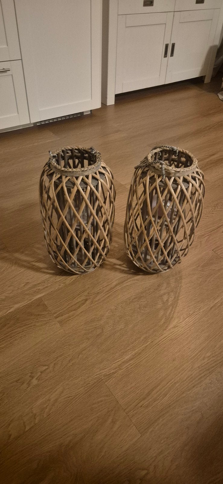 Set van 2 rieten windlichten / lantaarns, Huis en Inrichting, Woonaccessoires | Kandelaars en Kaarsen, Ophalen, Windlicht, Gebruikt