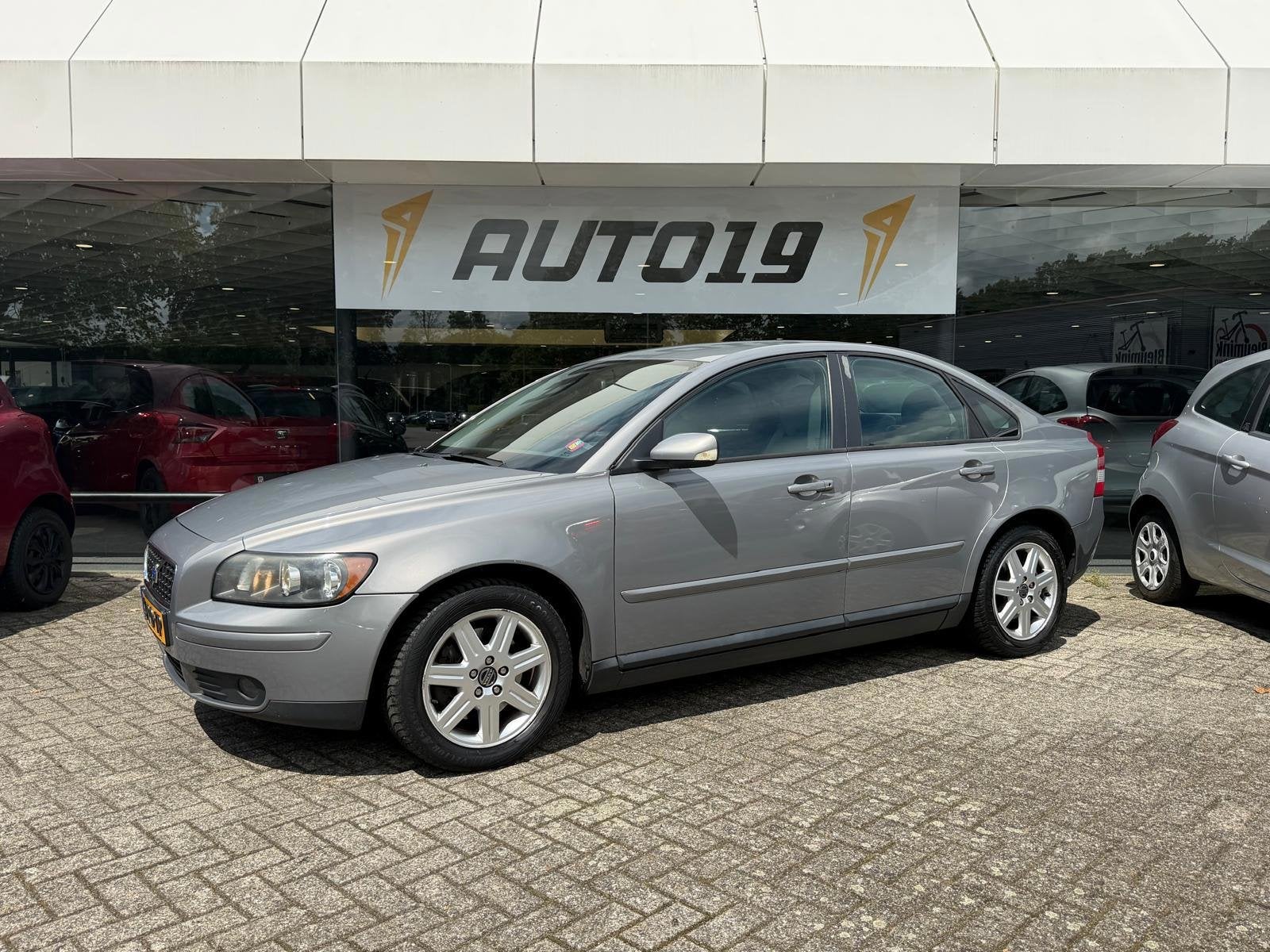 Volvo S40 2.4 Momentum, Auto's, Gebruikt, 700 kg, 2435 cc, Grijs