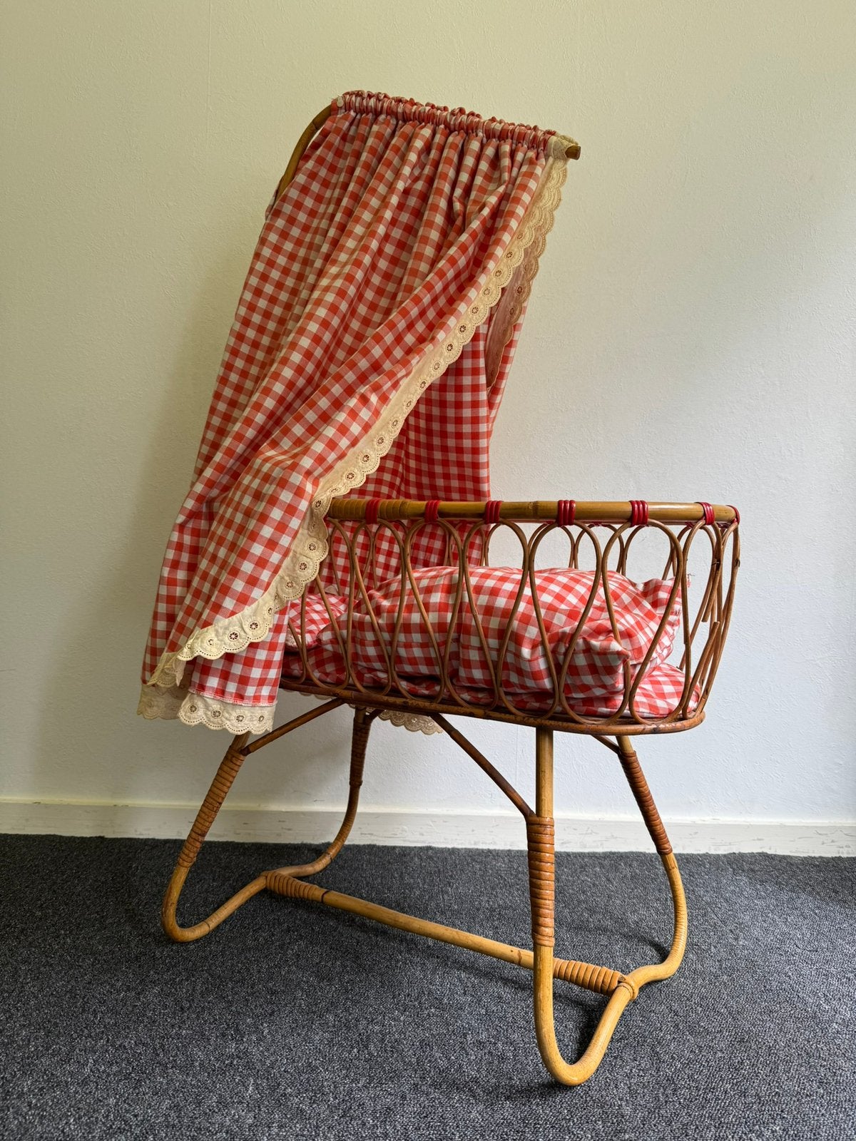 Antieke rotan poppenwieg – ruim 70 jaar oud, Ophalen