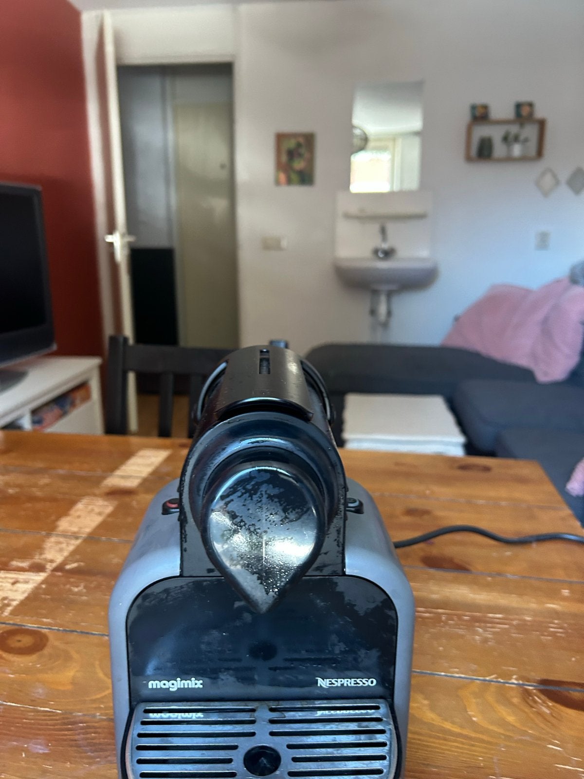 Nespresso apparaat - Werkt, lekt soms. Handige harry?, Gebruikt, Espresso apparaat, Ophalen of Verzenden, Koffiepads en cups