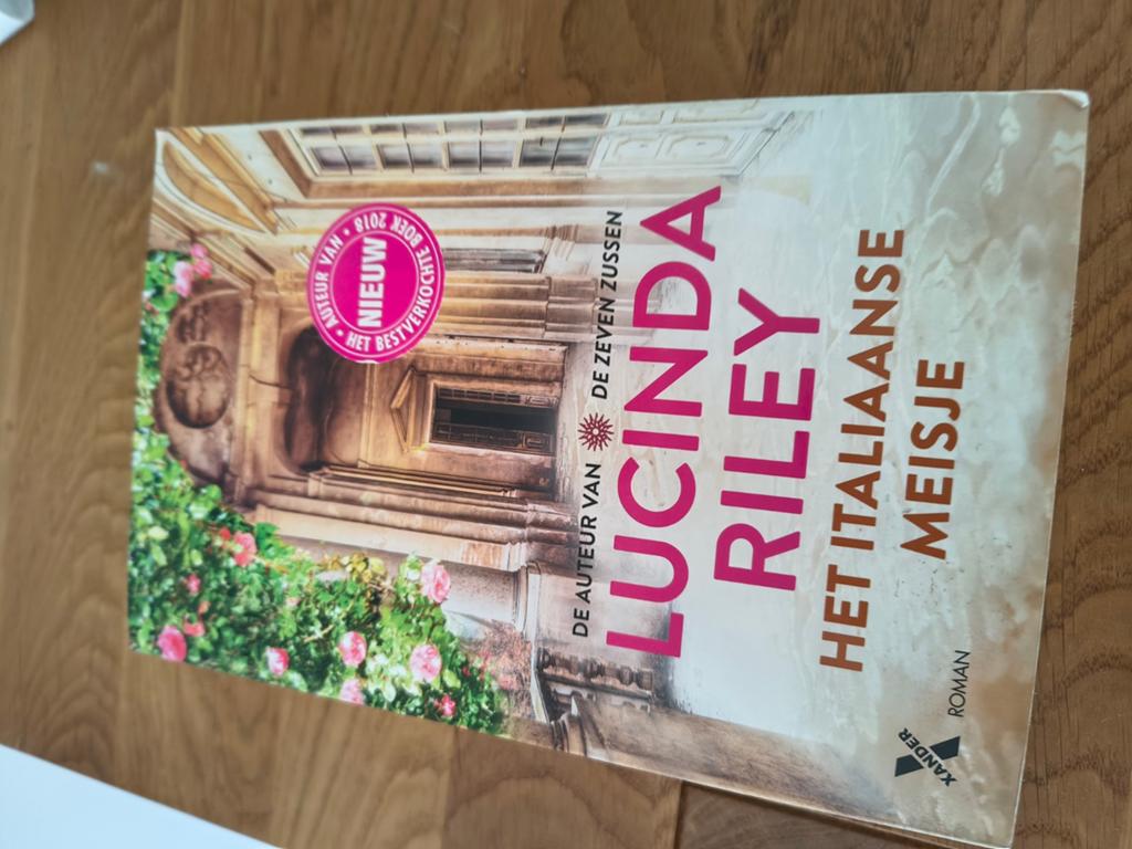 Lucinda Riley - Het Italiaanse Meisje (Roman), Boeken, Romans, Ophalen of Verzenden, Zo goed als nieuw, Lucinda Riley, Nederland