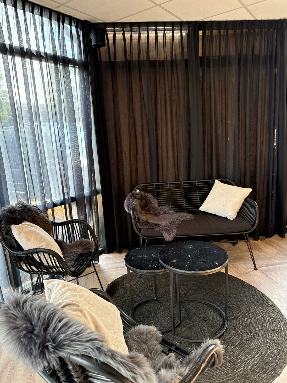 Rotan zithoek, stoelen, bank, tafels, vloerkleed & lamp, Ophalen, Gebruikt