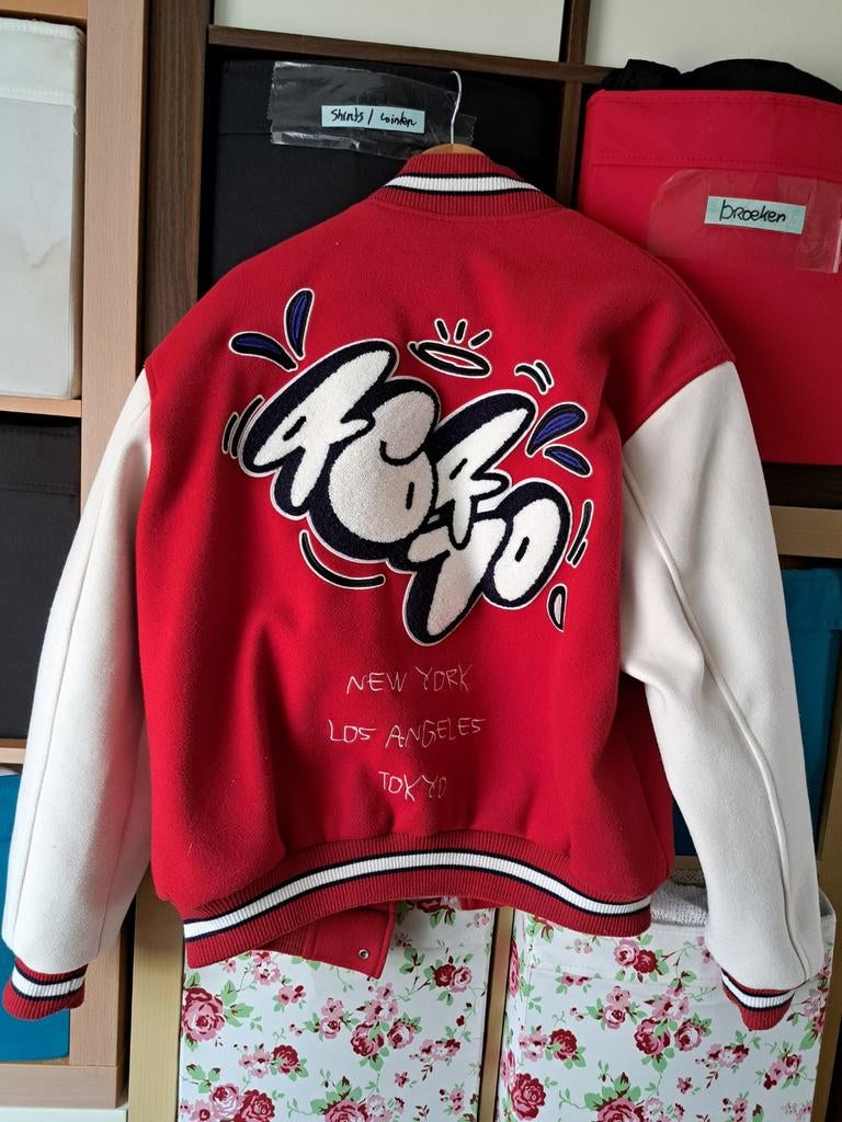 Zara Baseball Jack - Rood/Wit met Patches, Kleding | Dames, Jassen | Winter, Zo goed als nieuw, Maat 38/40 (M), Rood, Ophalen of Verzenden