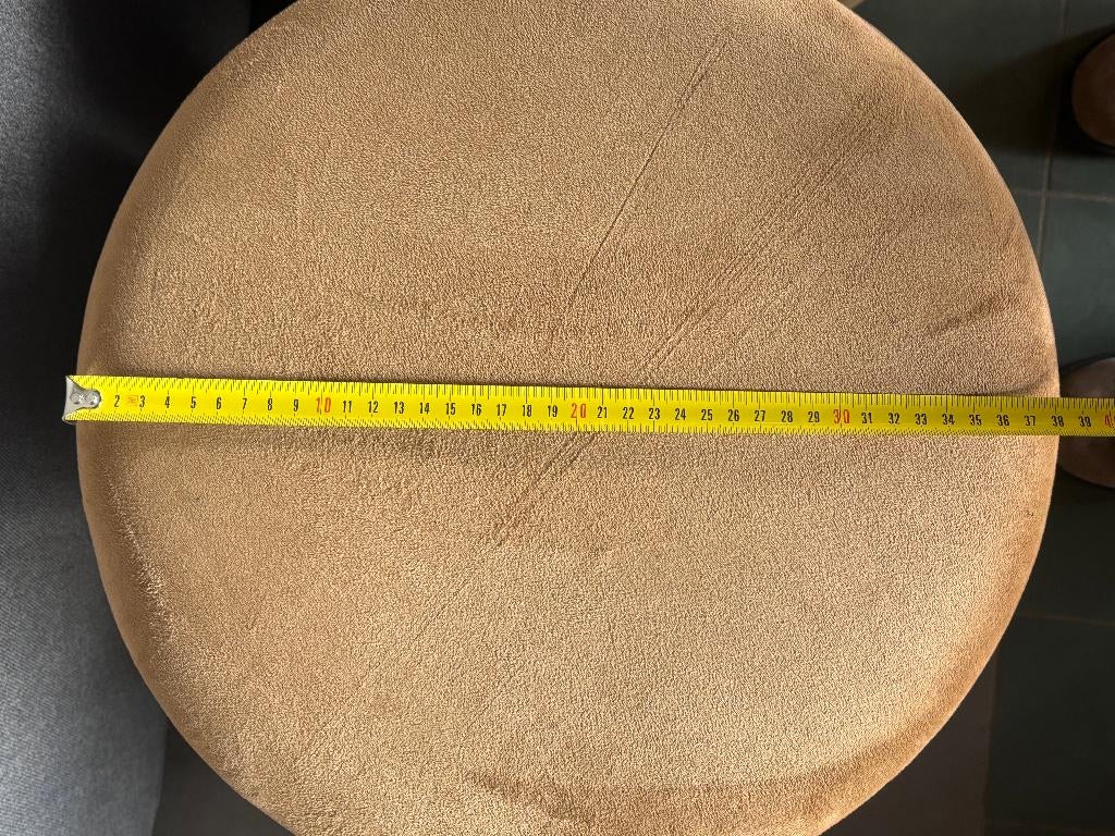 Set van twee fluwelen poefs met messing rand camel oker, Ophalen, Minder dan 50 cm, Rond, Minder dan 50 cm