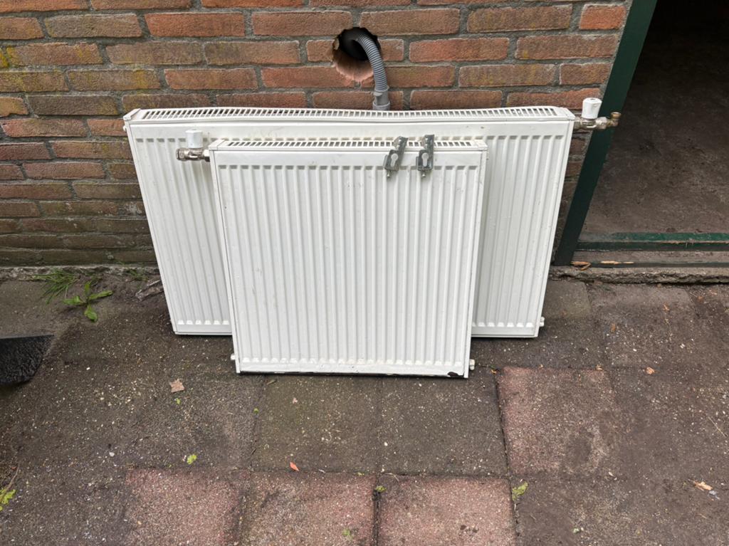 2 radiatoren, Doe-het-zelf en Verbouw, Verwarming en Radiatoren, Ophalen, 60 tot 150 cm, Radiator, 30 tot 80 cm