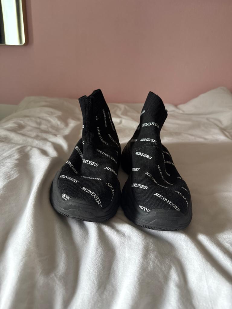 Reinders sneakers zwart met logo maat 39, Kleding | Dames, Schoenen, Verzenden, Zo goed als nieuw, Zwart, Sneakers of Gympen