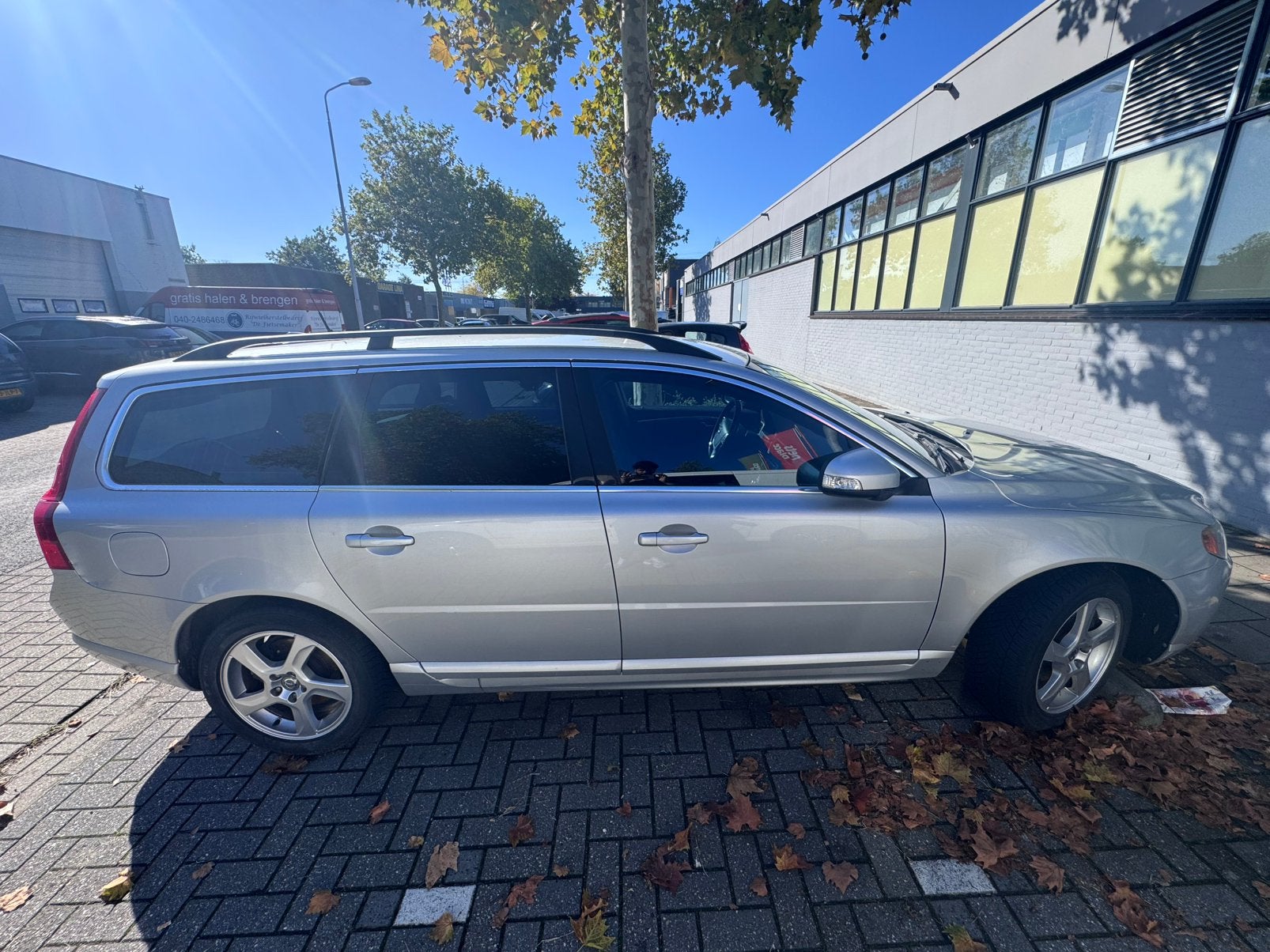 Foto 2 van Volvo V70 2.4 D AUT 2010 Grijs