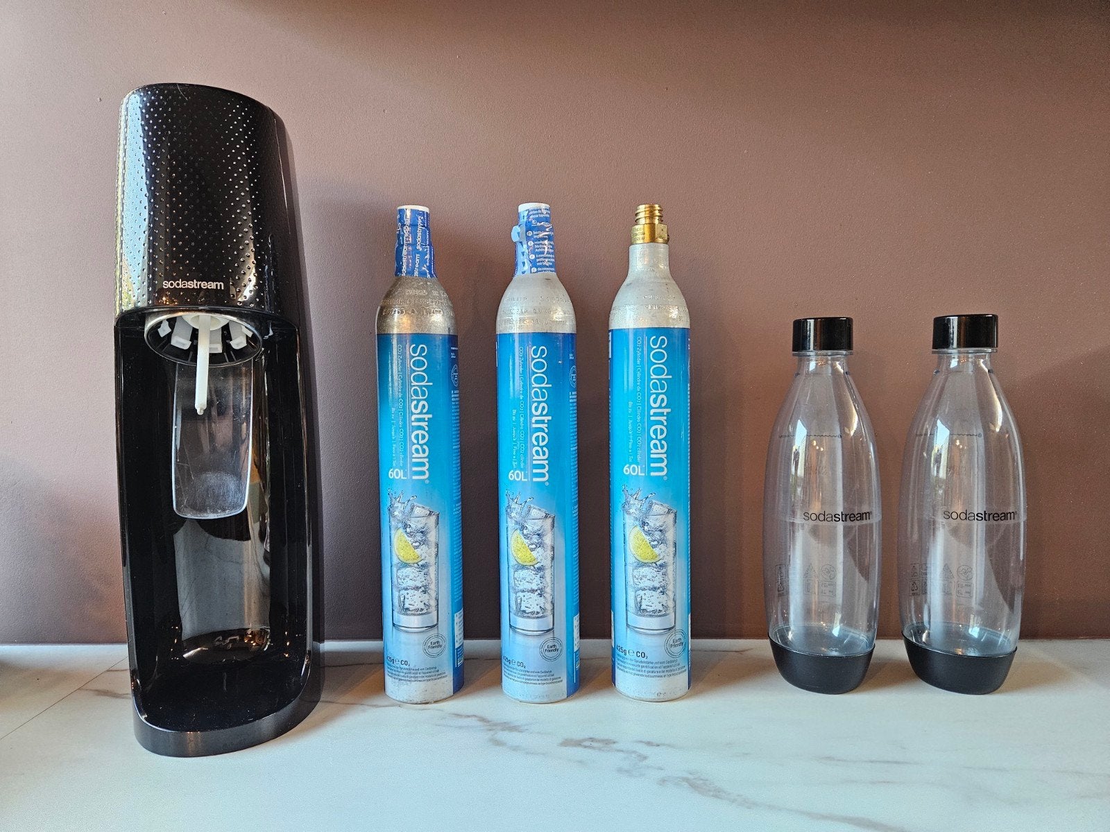 Sodastream bruiswater apparaat met 3 cilinders en 2 flessen, Ophalen of Verzenden, Zo goed als nieuw