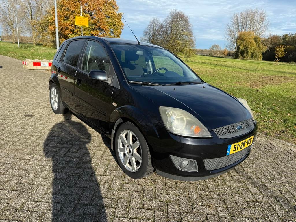 Ford Fiësta 1.4 16V 5DR 2008 Zwart, Auto's, Voorwielaandrijving, Stof, 40 €/maand, Zwart
