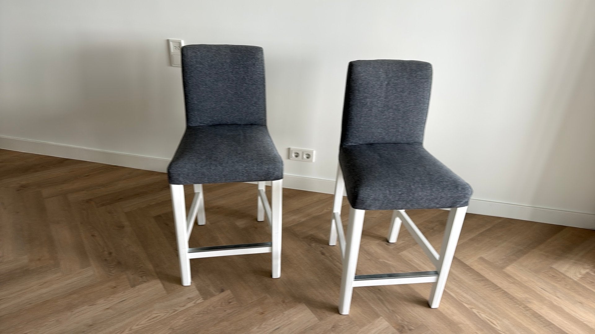 2 leuke IKEA Bergmund barkrukken, 2 krukken, Ophalen, 60 tot 90 cm
