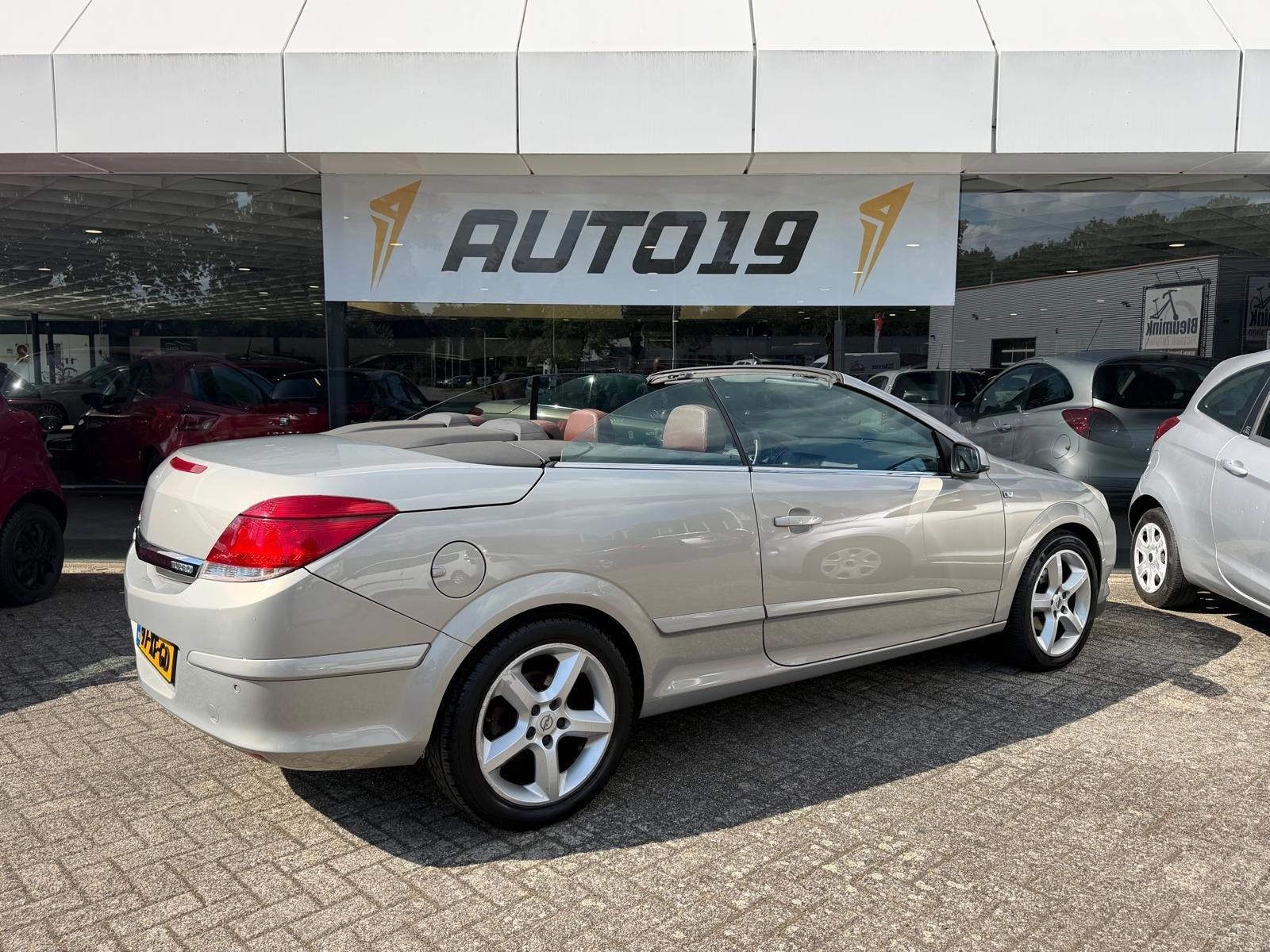 Opel Astra TwinTop 1.8 Temptation | LEDER | NAV |, Stoelverwarming, Gebruikt, 4 cilinders, Cabriolet