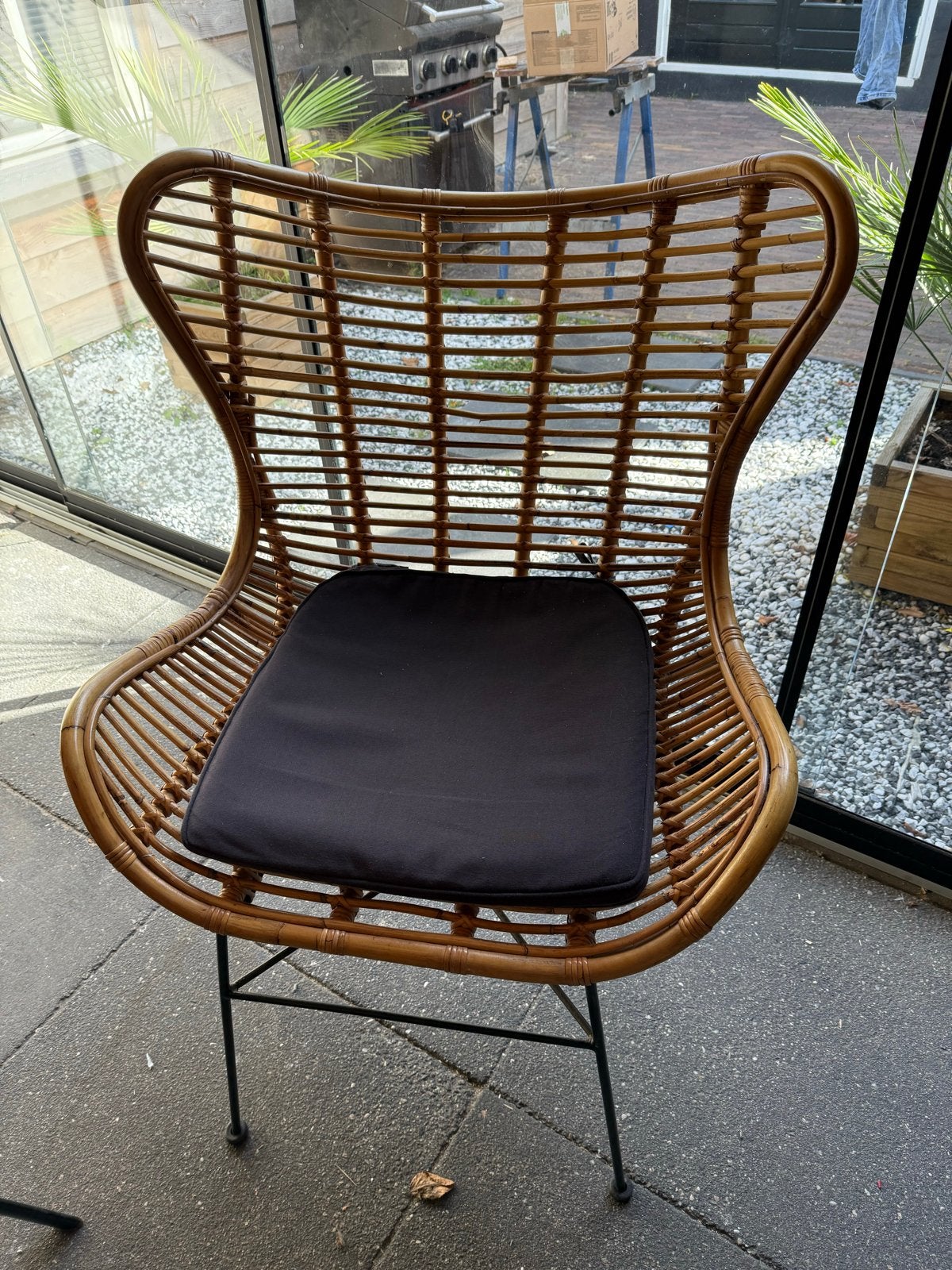 Rotan vlinderstoel met zwart kussen, Huis en Inrichting, Ophalen, Gebruikt, Bruin, Riet of Rotan