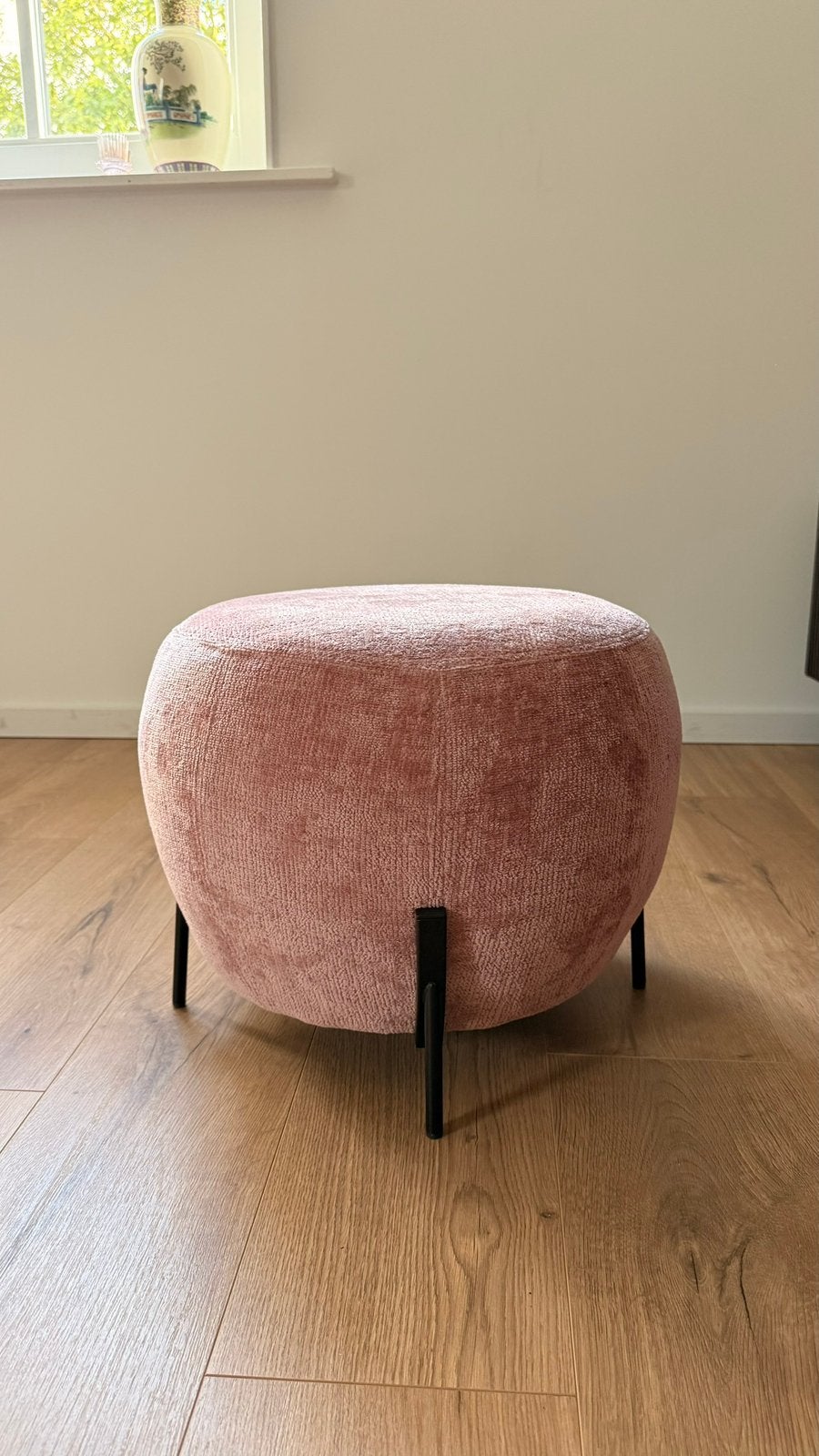 Roze Fluweel / Velvet Poef met Zwart Metalen Onderstel, Ophalen, Minder dan 50 cm, Rond, Minder dan 50 cm