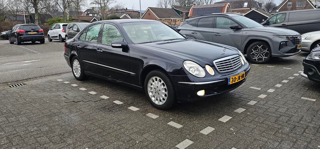Mercedes-Benz E-Klasse 2.6 E240 Sedan AUT 2002 Blauw, Auto's, Automaat, Achterwielaandrijving, Beige, 2597 cc