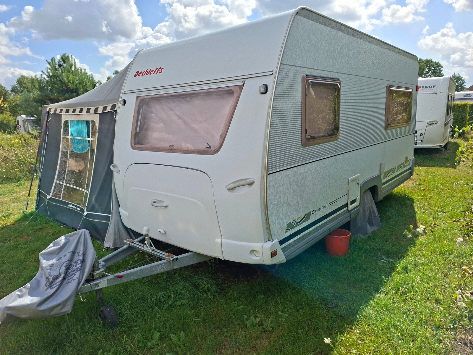Dethleffs Camper 440 DB caravan met voortent, Vast bed, Rondzit, Koelkast, Particulier