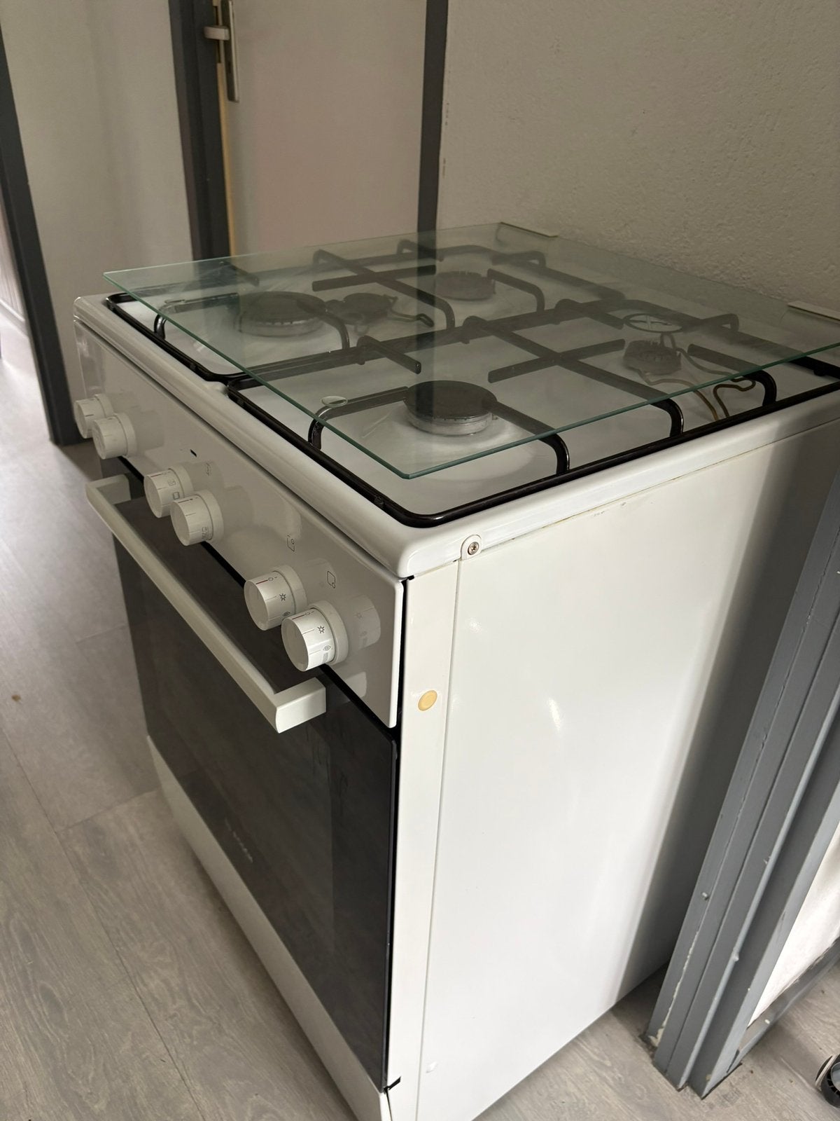 Bosch gasfornuis met oven, Ophalen, 4 kookzones, Zo goed als nieuw, Gas