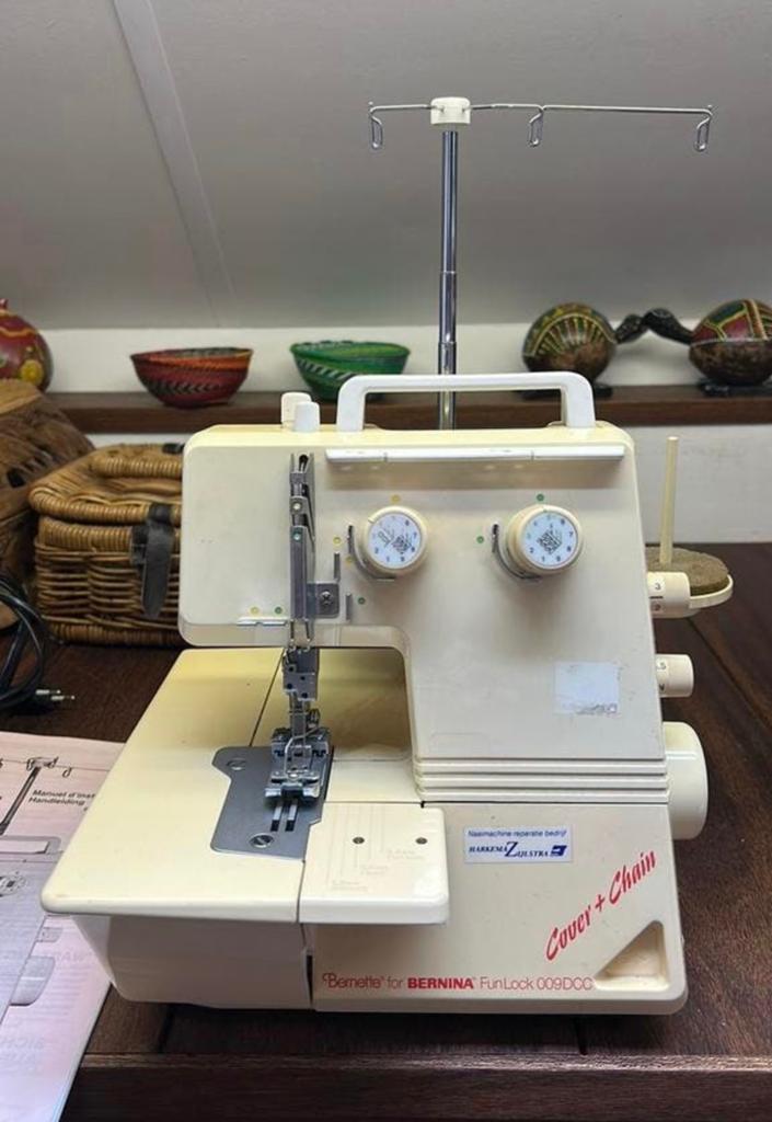 Bernina cover lock machine, Hobby en Vrije tijd, Ophalen, Zo goed als nieuw, Lockmachine, Bernina