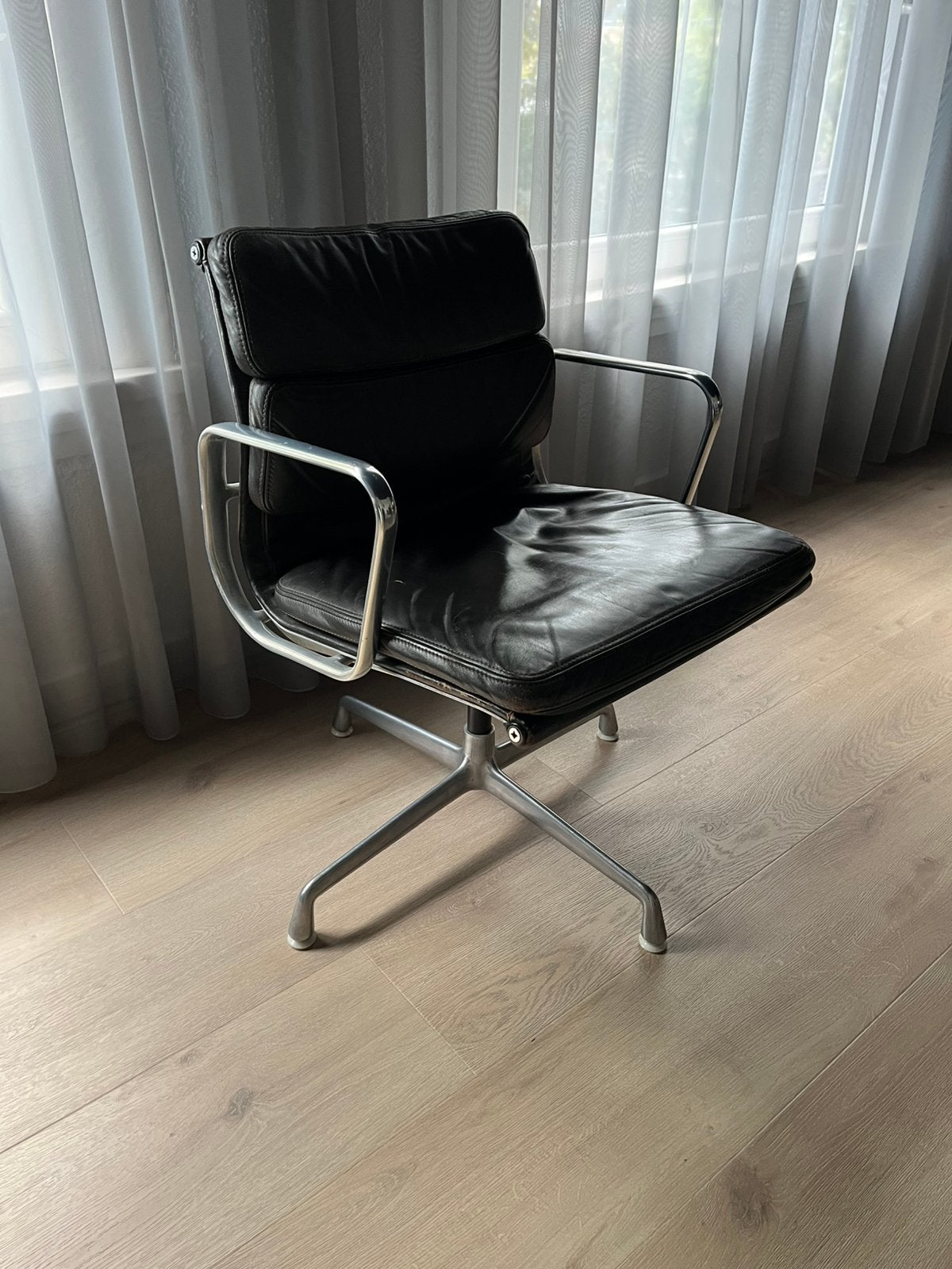 Eames ea 208 bruin leer