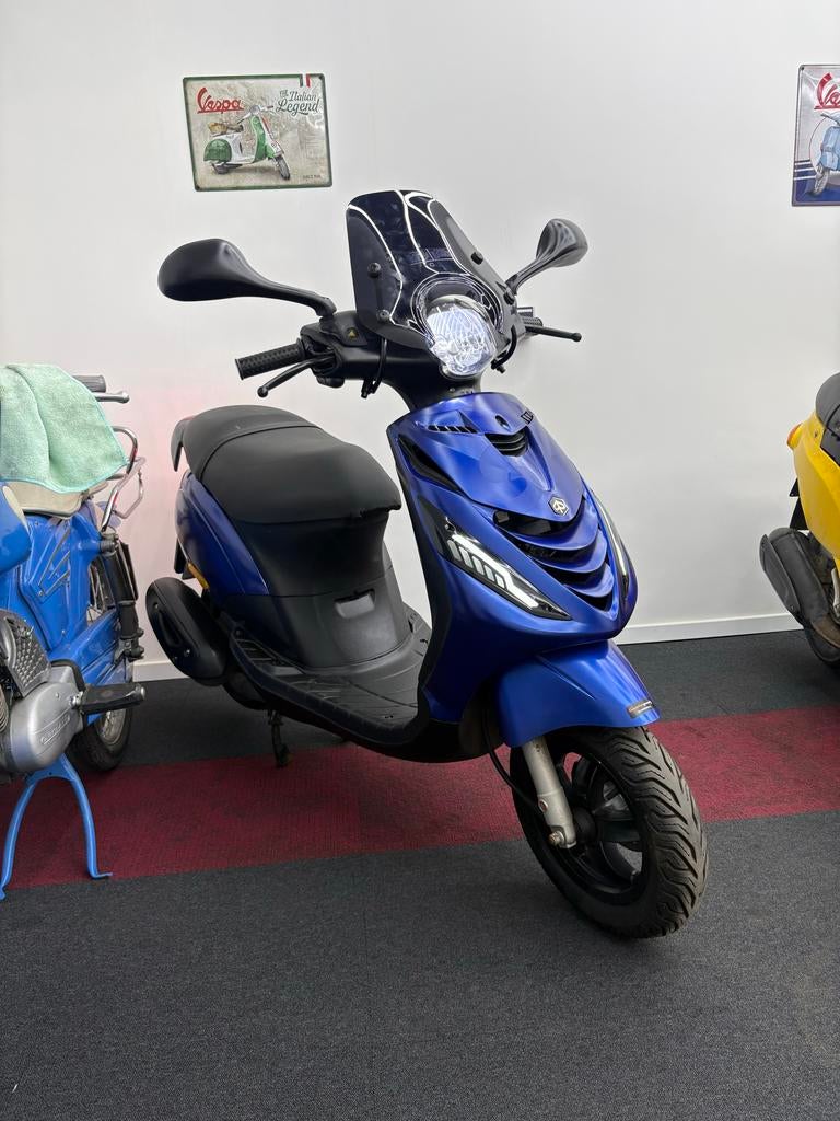 Piaggio zip e5 2022 brom Z.G.A.N. eerste eigenaar, Ophalen, Zo goed als nieuw