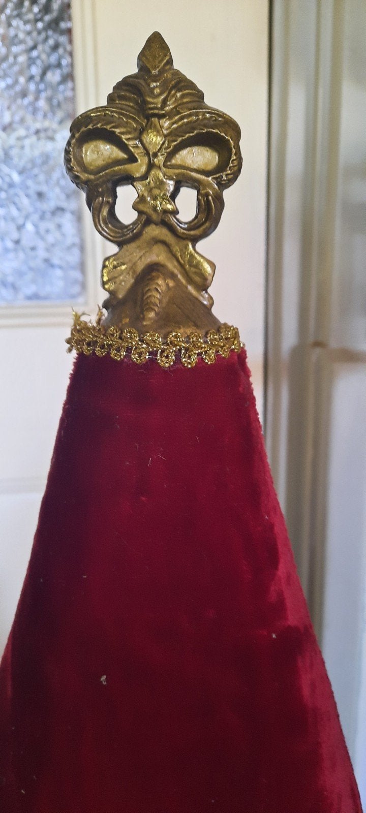 Decoratieve Rode Fluweel Kegel met Gouden Kroon, Ophalen of Verzenden