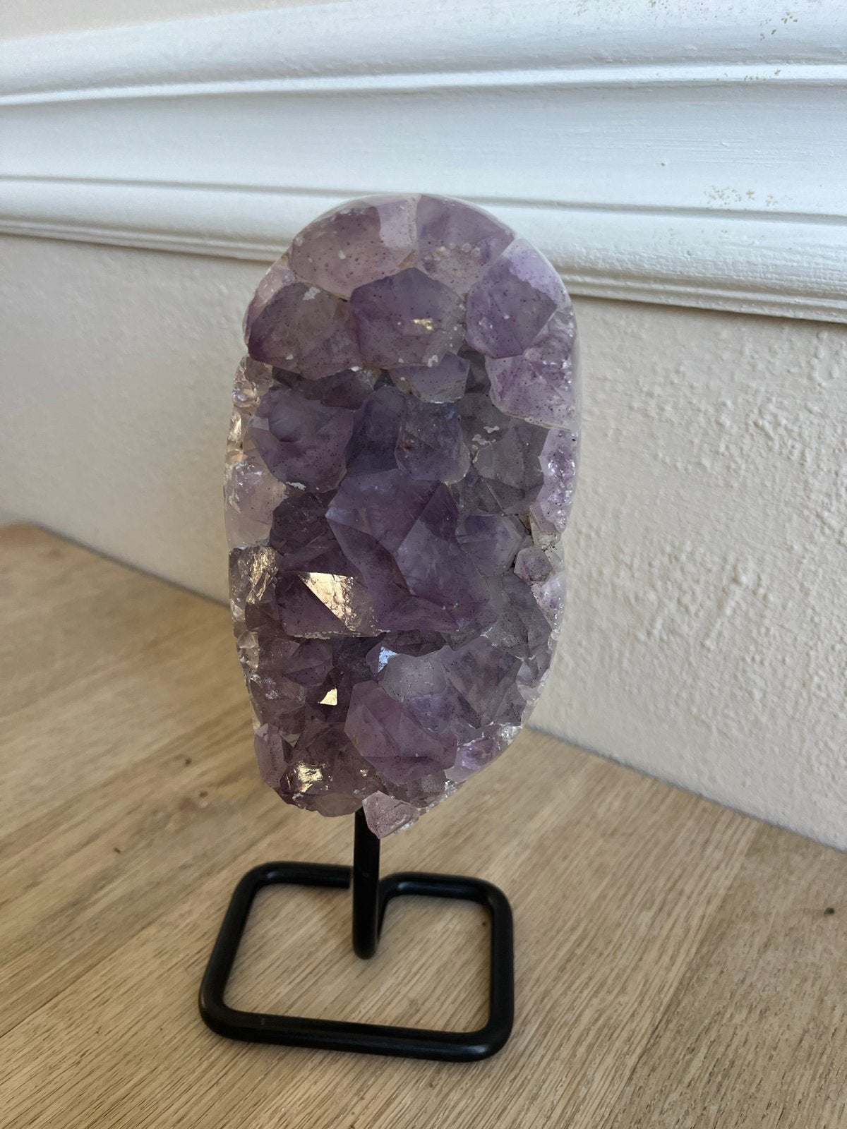 23 cm hoge Prachtige Amethist Geode op Standaard 1,57 kilo, Ophalen of Verzenden, Gebruikt