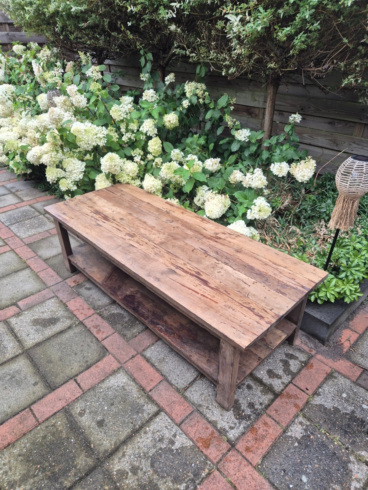 Robuuste houten salontafel met opbergplank, Landelijke, rustieke of industriële stijl, Gebruikt, 100 tot 150 cm, Overige houtsoorten