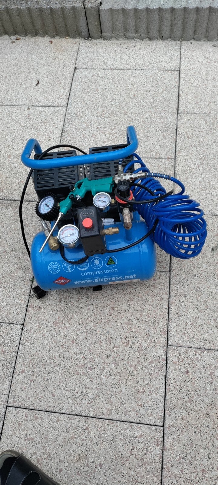 compressor, Doe-het-zelf en Verbouw, Compressors, Ophalen, Minder dan 200 liter/min