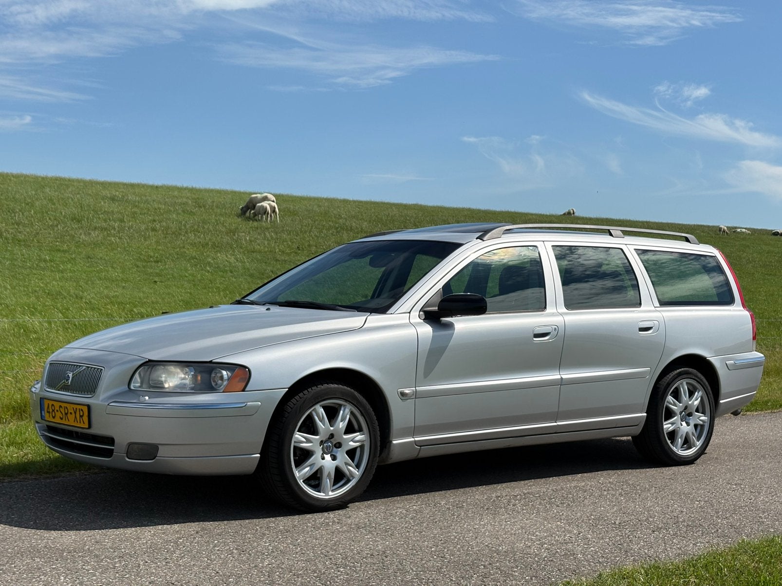 Volvo V70 2.4 D5 AUT 2005 Grijs | Dakje | Leer | Cruise |, Auto's, Volvo, 1800 kg, Zwart, Bi-Xenon koplampen, 163 pk