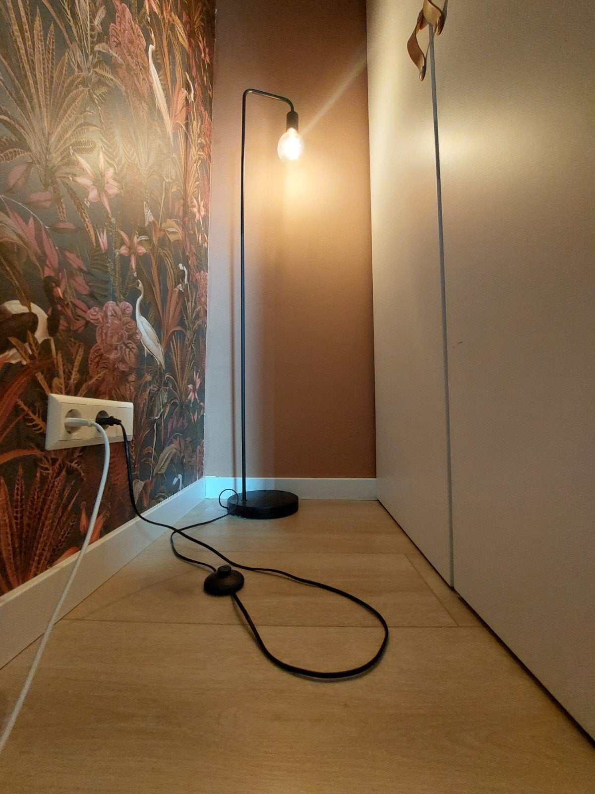 Industriële zwarte vloerlamp met E27 fitting, Huis en Inrichting, Lampen | Vloerlampen, Ophalen, E27 (groot), Zo goed als nieuw