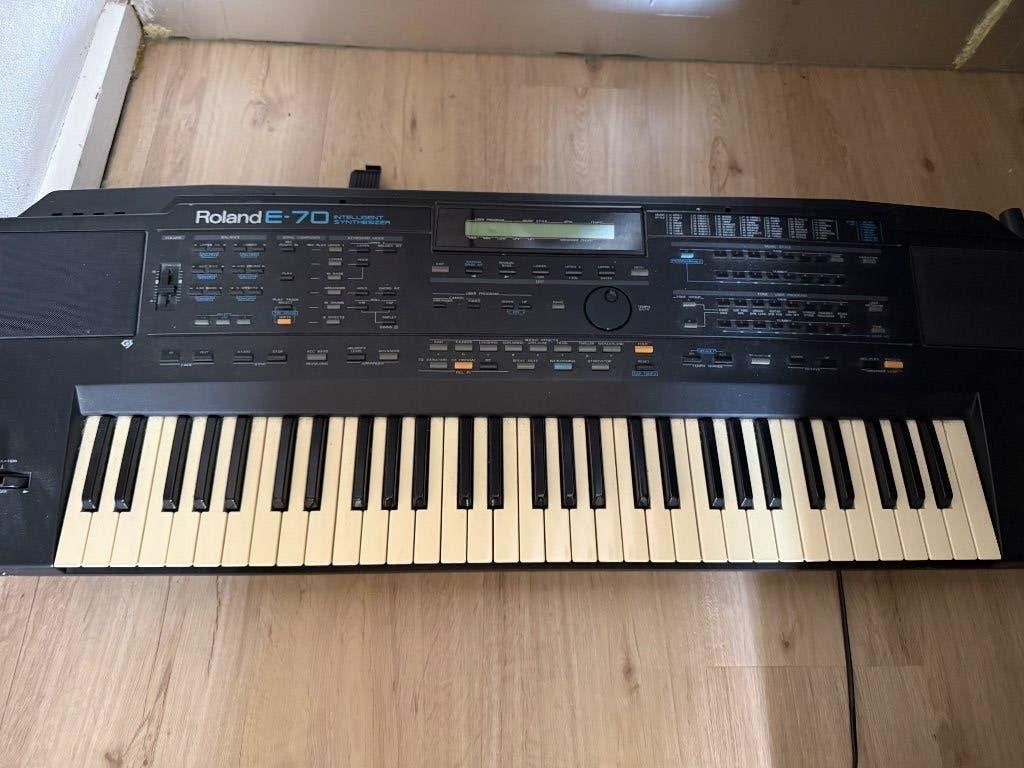Roland E70 keyboard incl standaard, Muziek en Instrumenten, Keyboards, Ophalen, 61 toetsen, Roland, Zo goed als nieuw