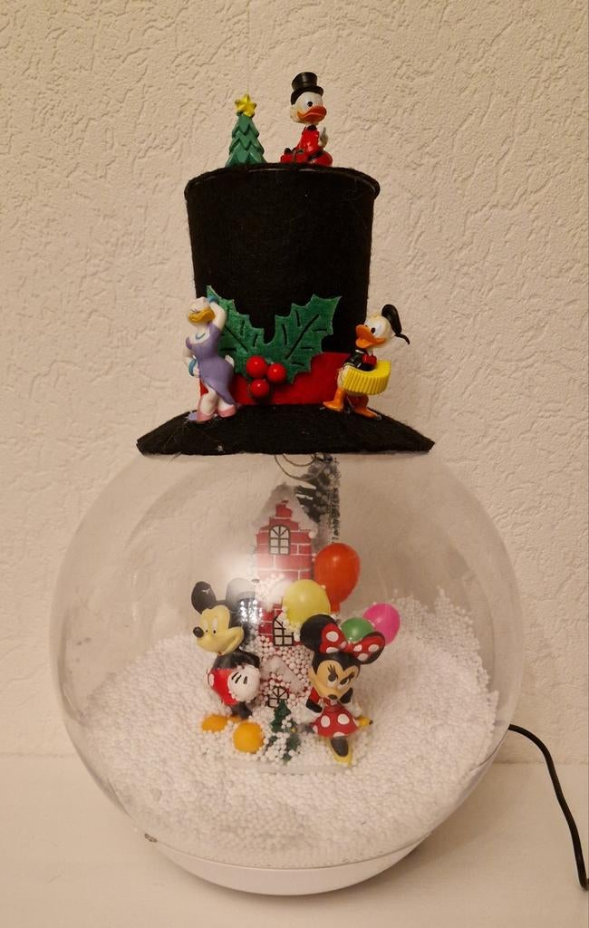 Prachtige globe met
Mickey.Minnie dagobert Katrien Donald P, Diversen, Kerst, Ophalen of Verzenden